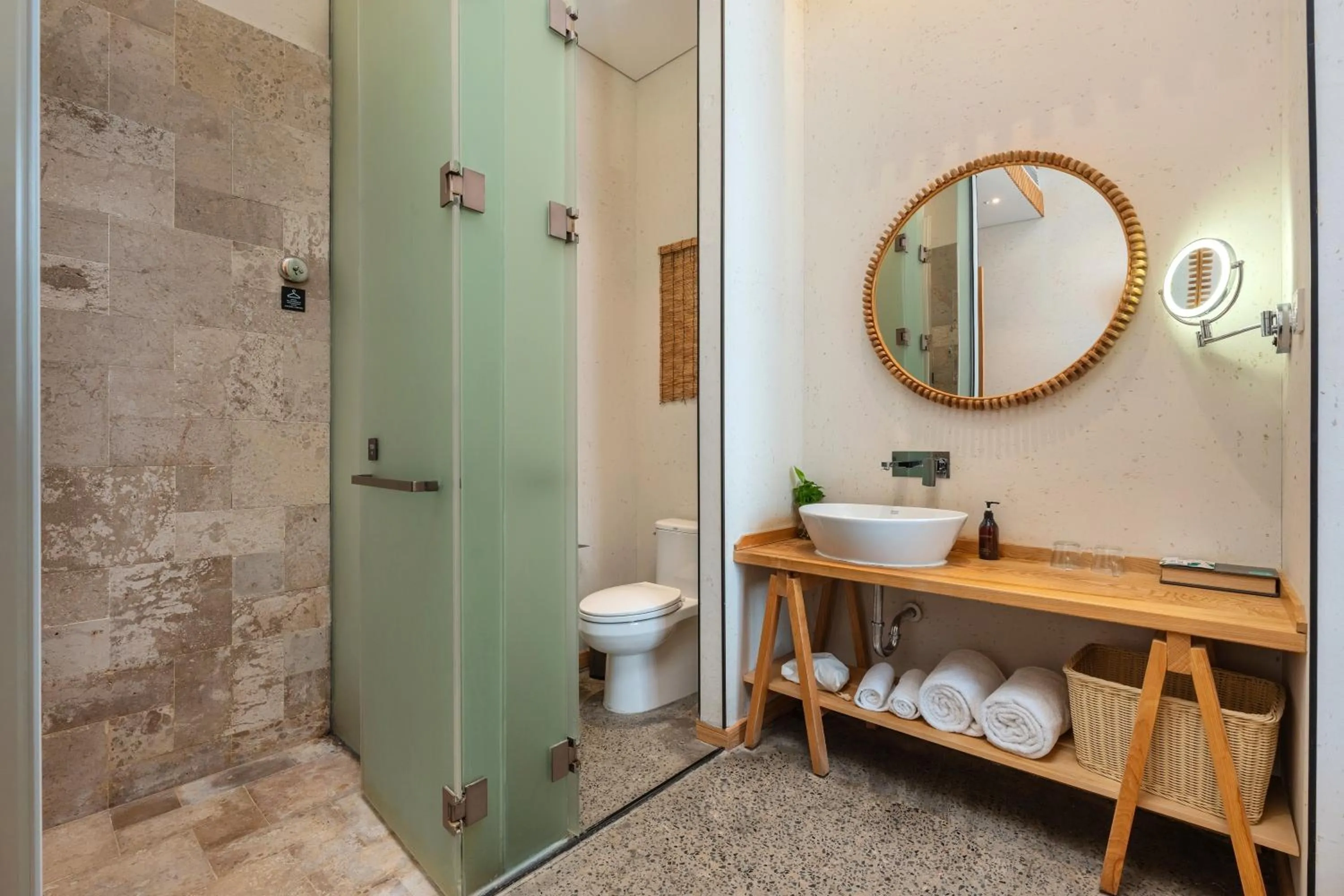 Shower in Manli Hotel Shanghai Pudong Airport Branch -Provide free shuttle buses to Pudong Airport and Disneyland