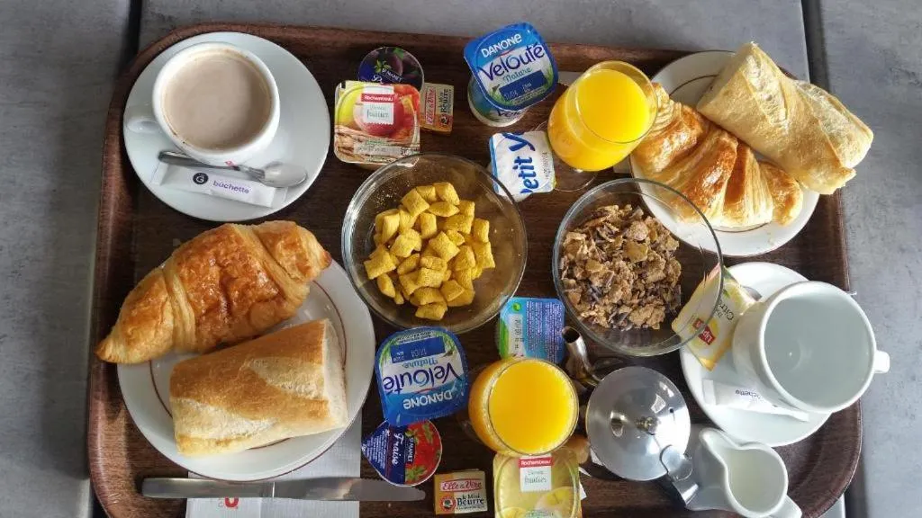 Continental breakfast in Terminus Fontainebleau Avon