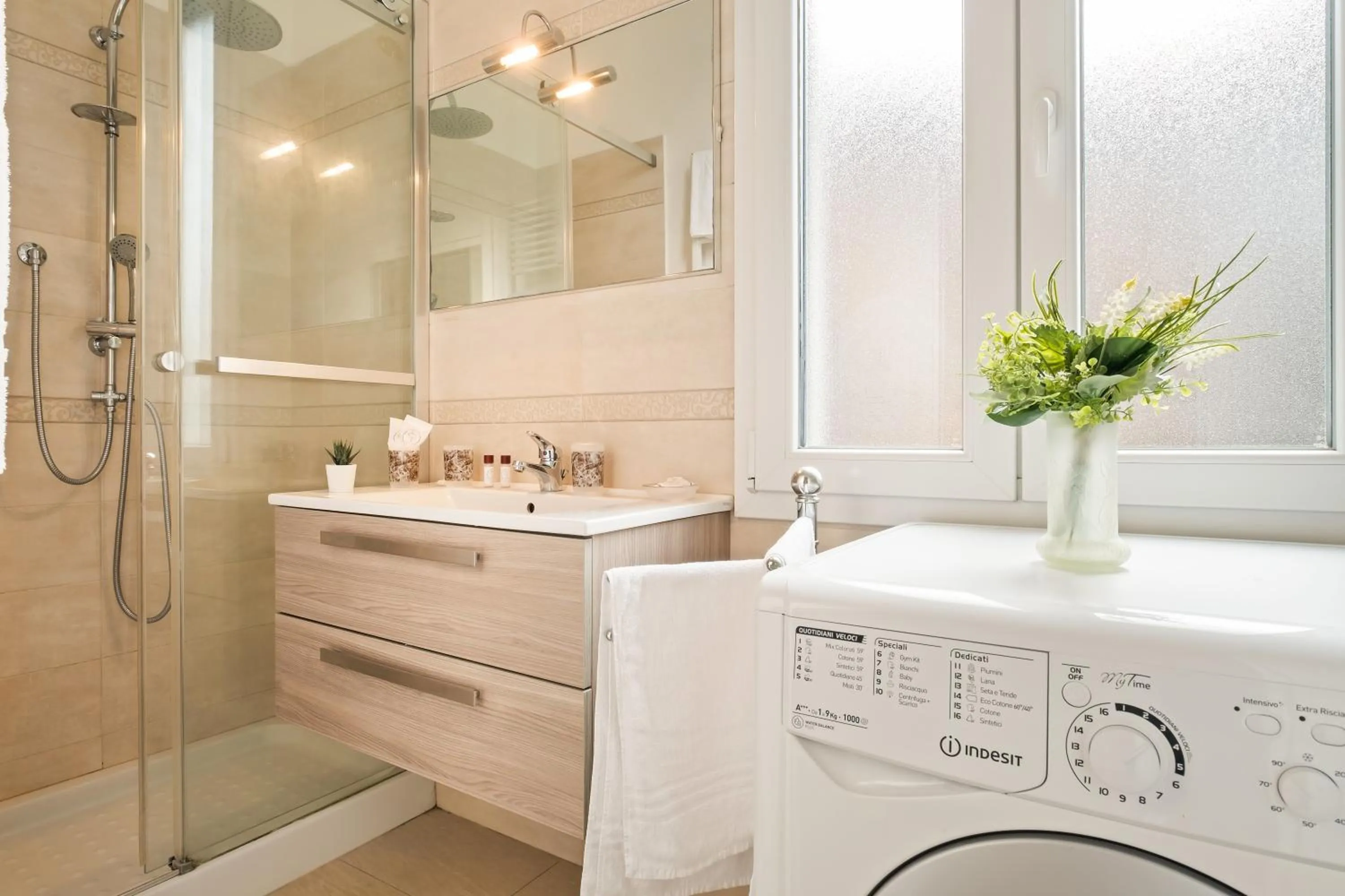 Bathroom in GuestHost - Marconi Airport Cozy Dream Flat