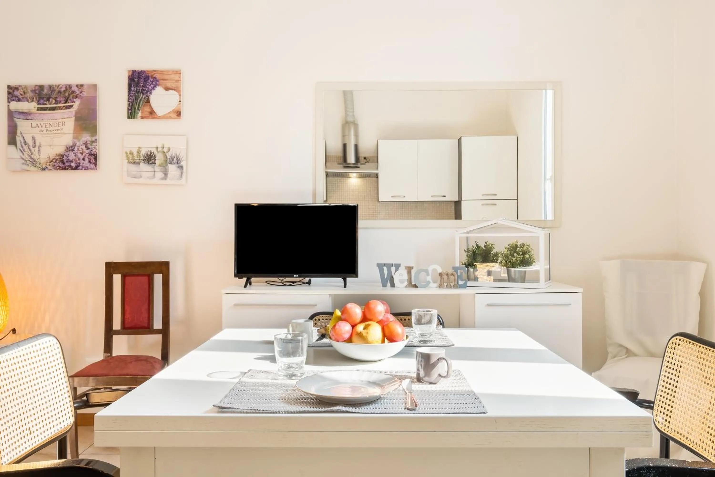 Dining area in GuestHost - Marconi Airport Cozy Dream Flat