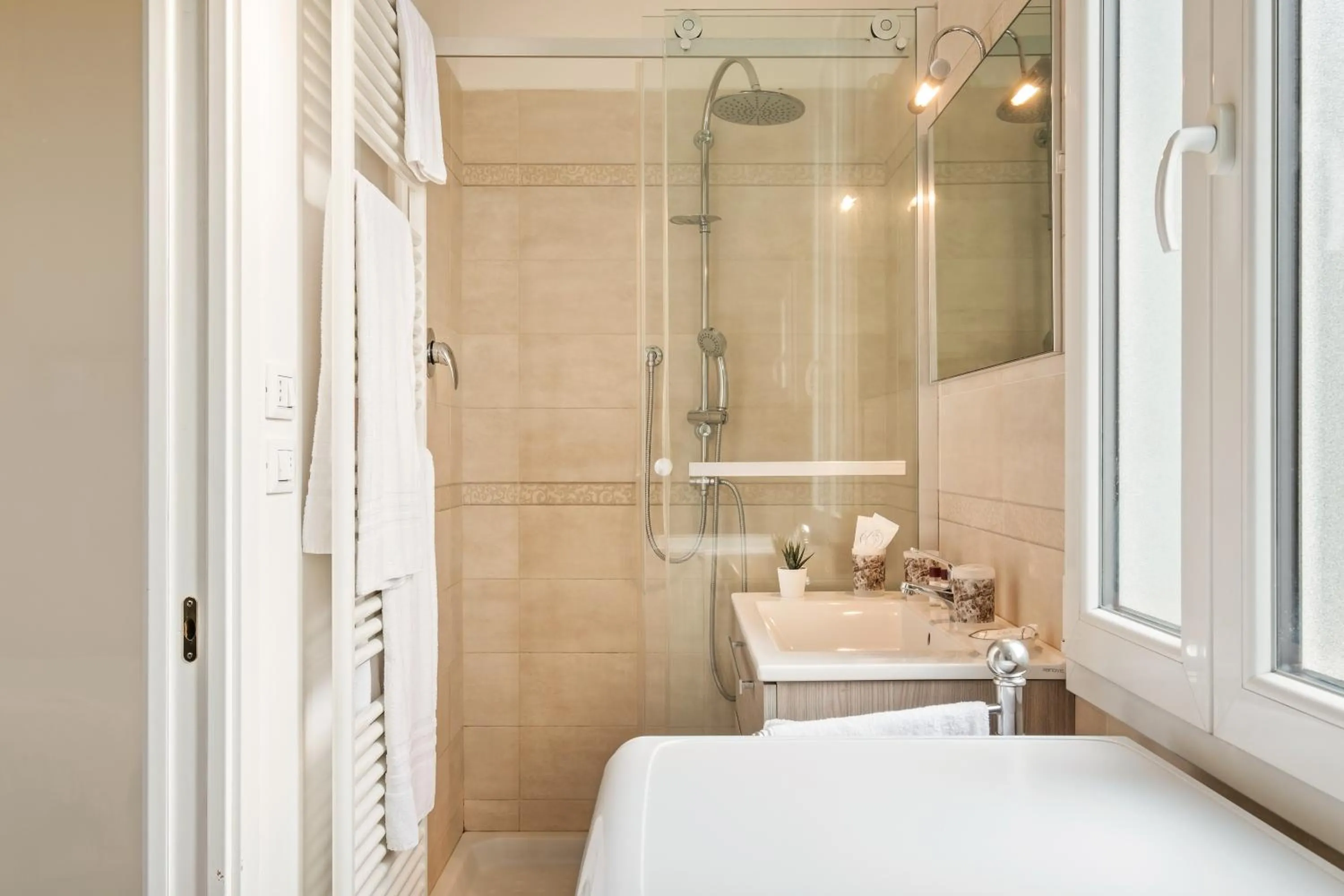 Bathroom in GuestHost - Marconi Airport Cozy Dream Flat