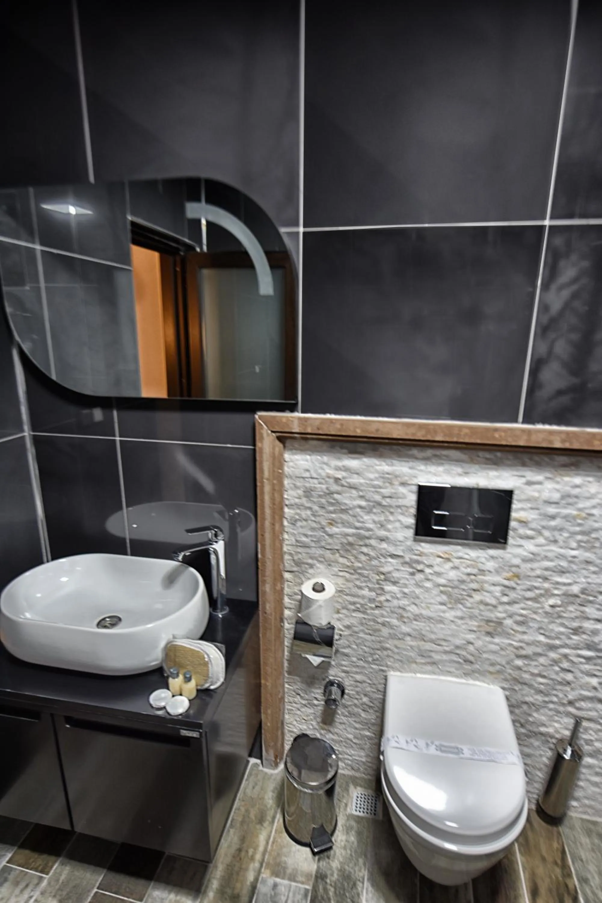 Toilet in EL NAZAR STONE SUİTE