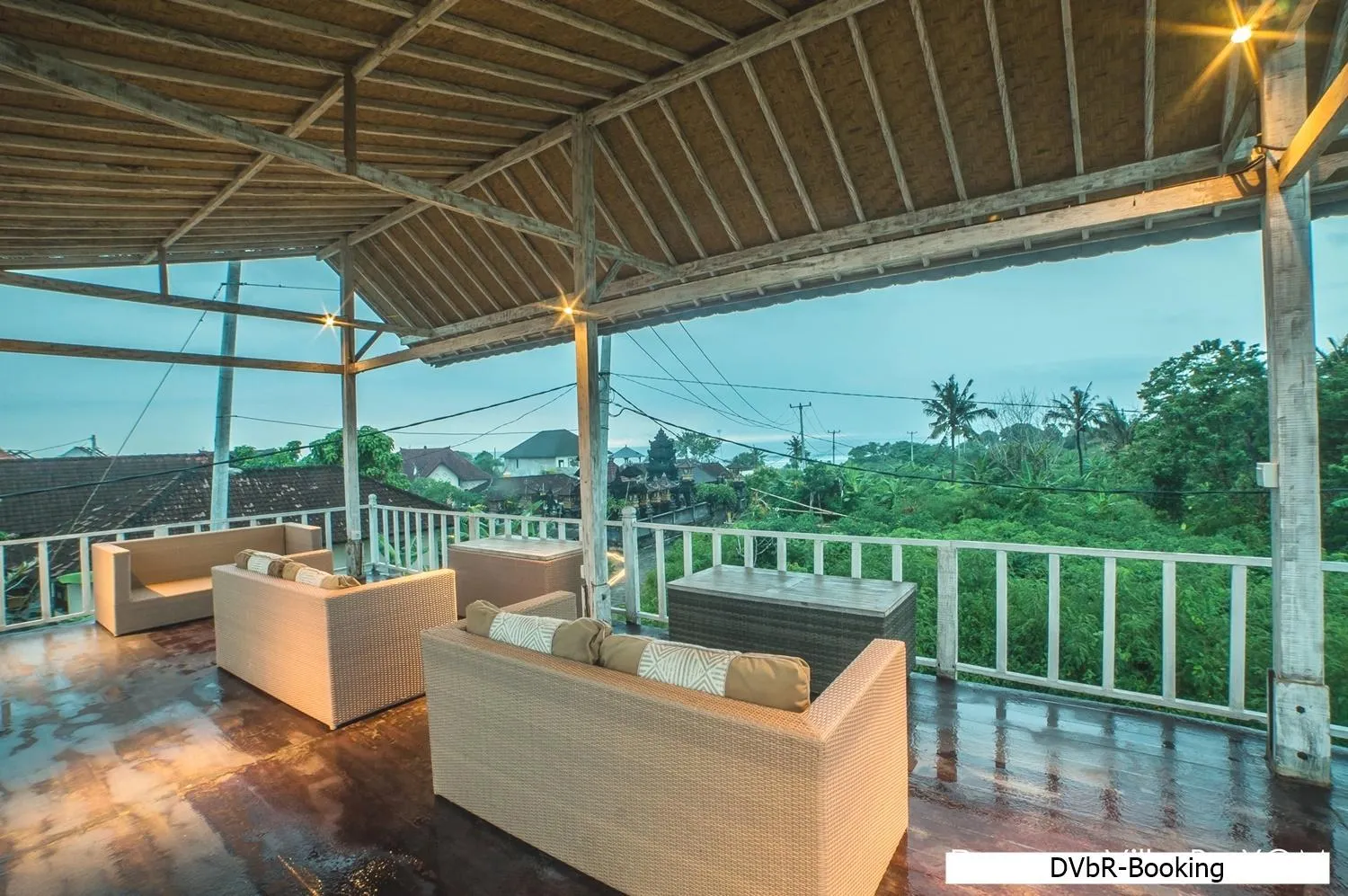 Seating area in Dayung Villas By Reccoma