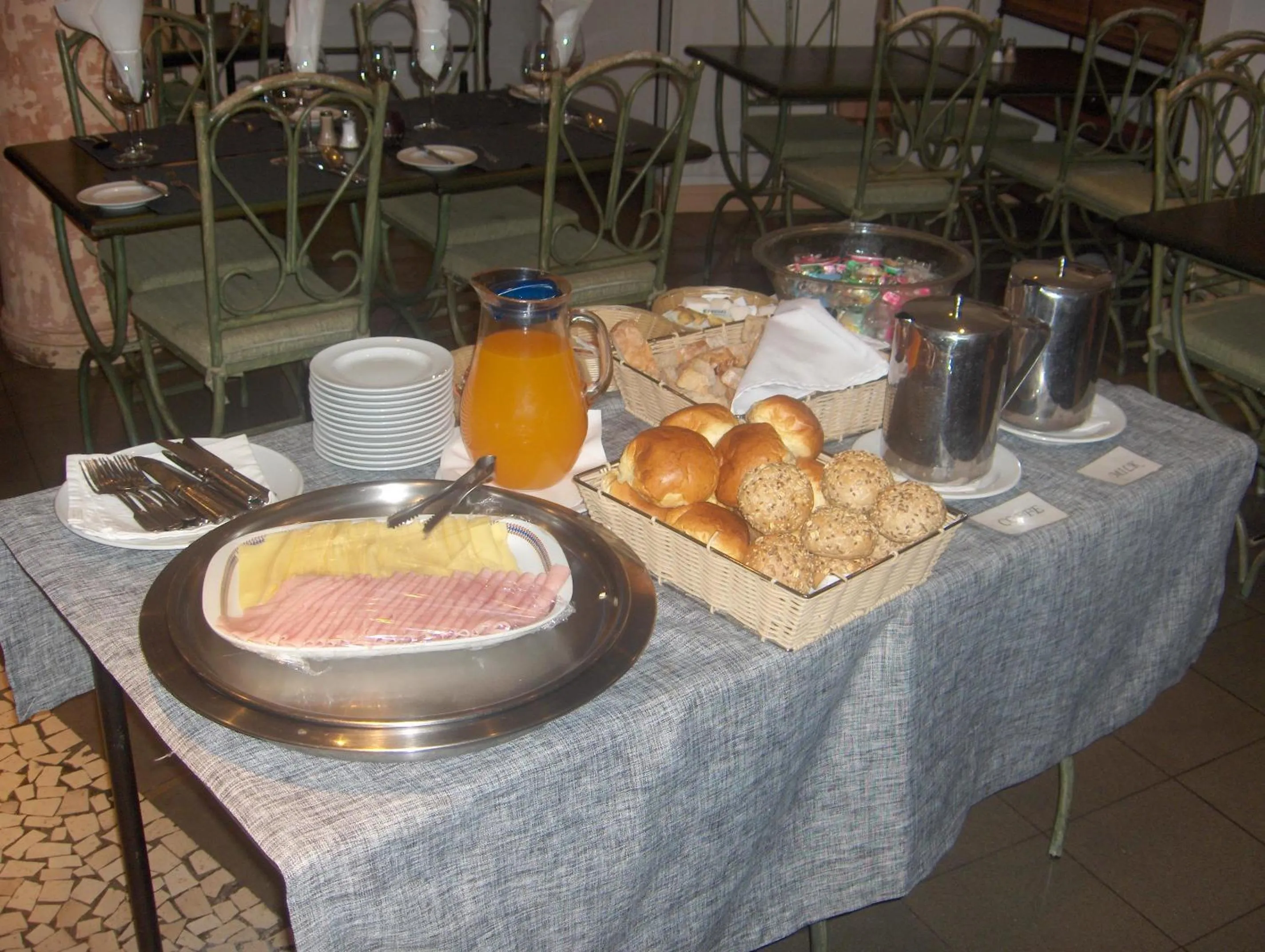 Restaurant/places to eat in Aparthotel Imperatriz