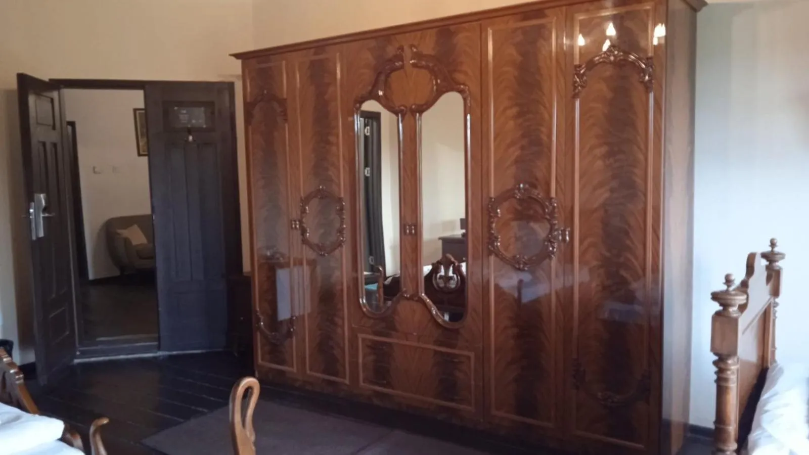 wardrobe in HiStory INN Unique Guest House