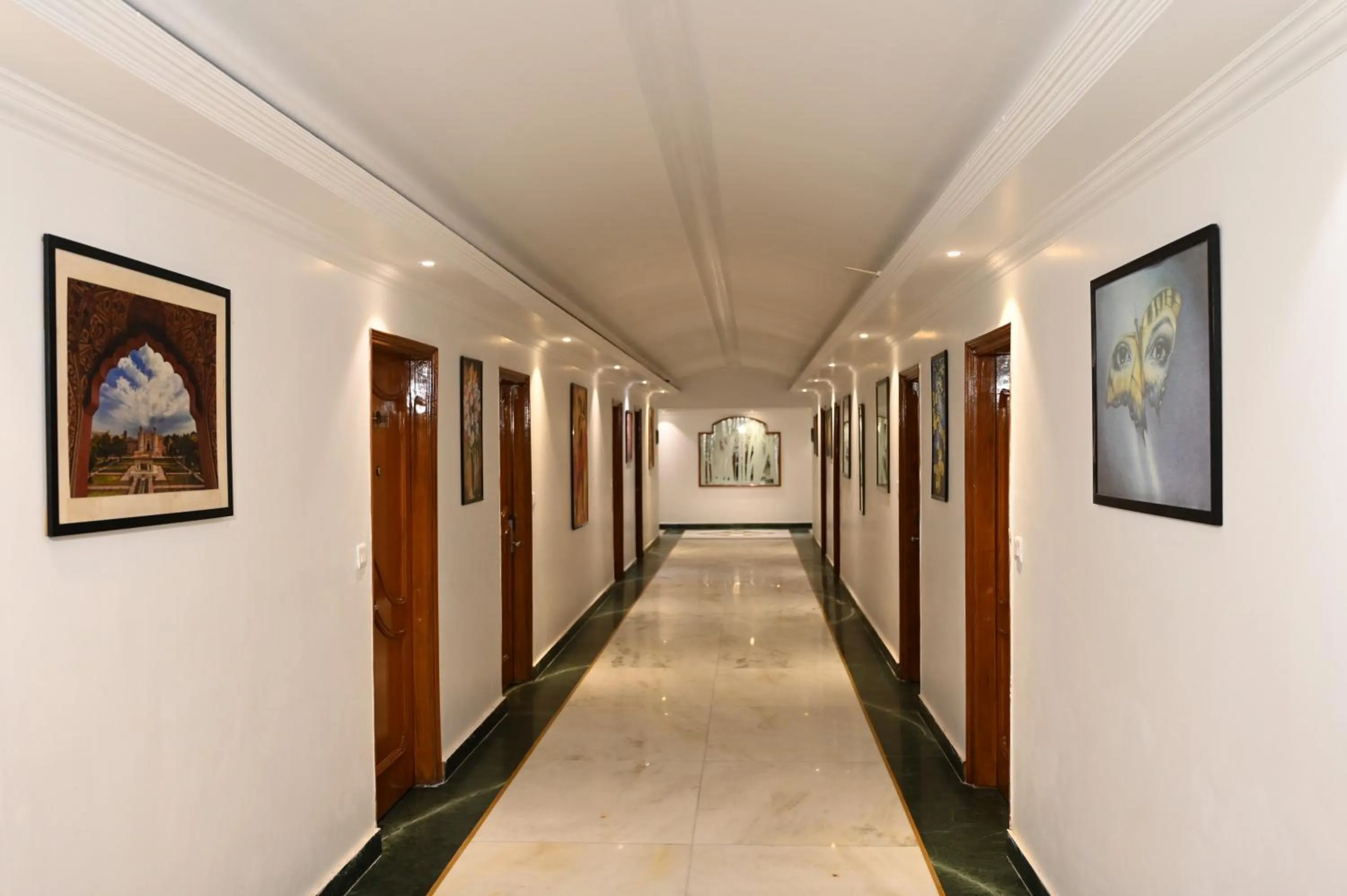 Property building in Hotel Lawrence