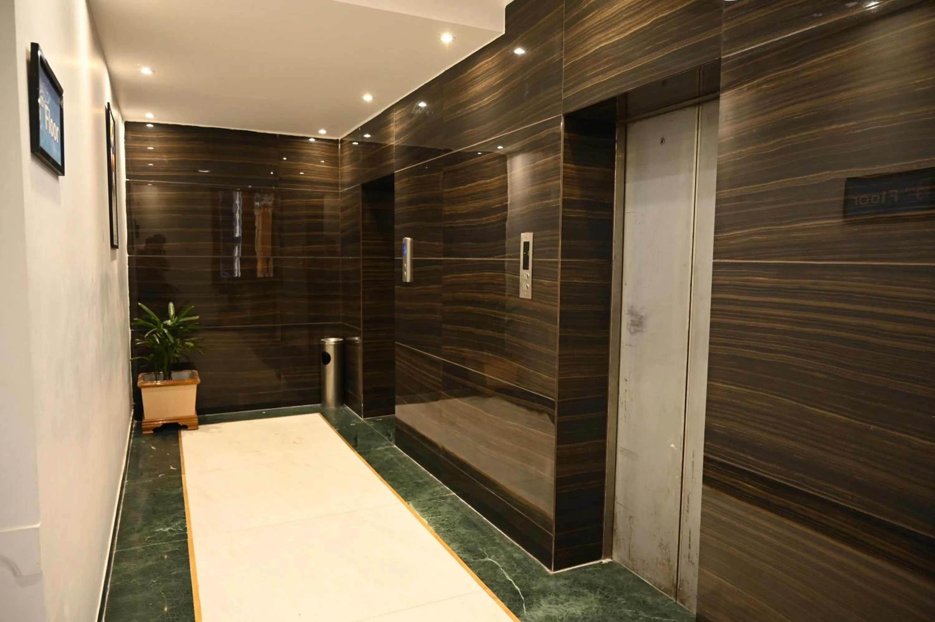 elevator in Hotel Lawrence