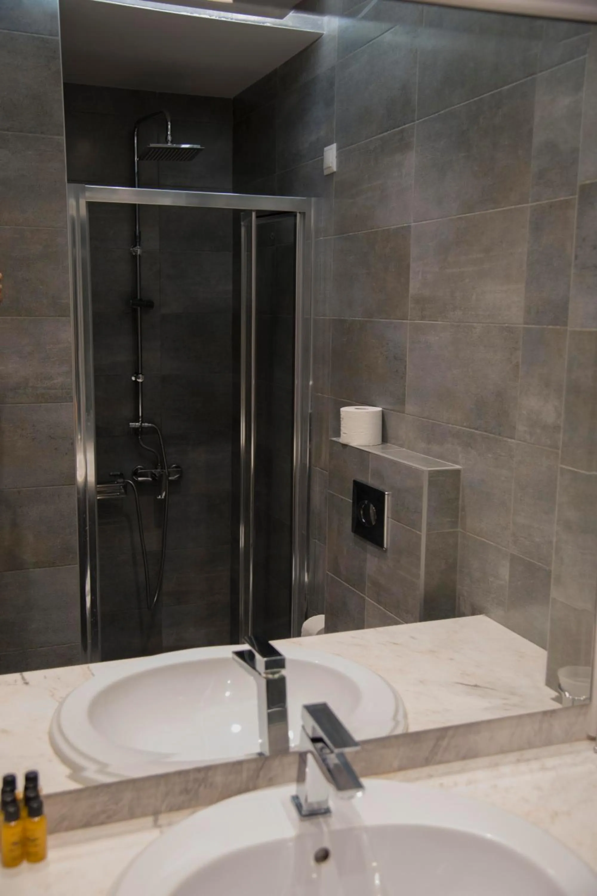 Shower in Hotel Niras