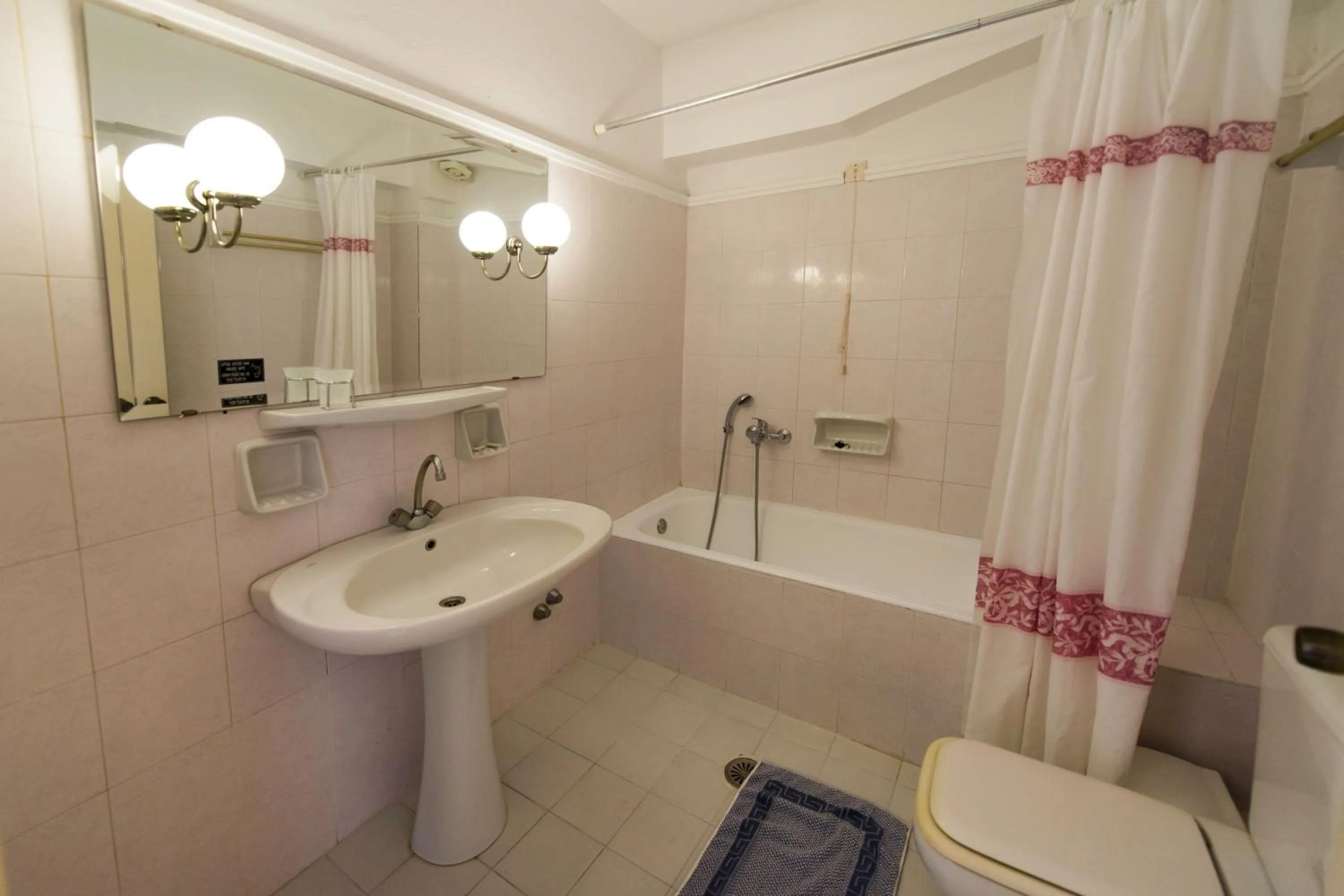 Bathroom in Hotel Niras