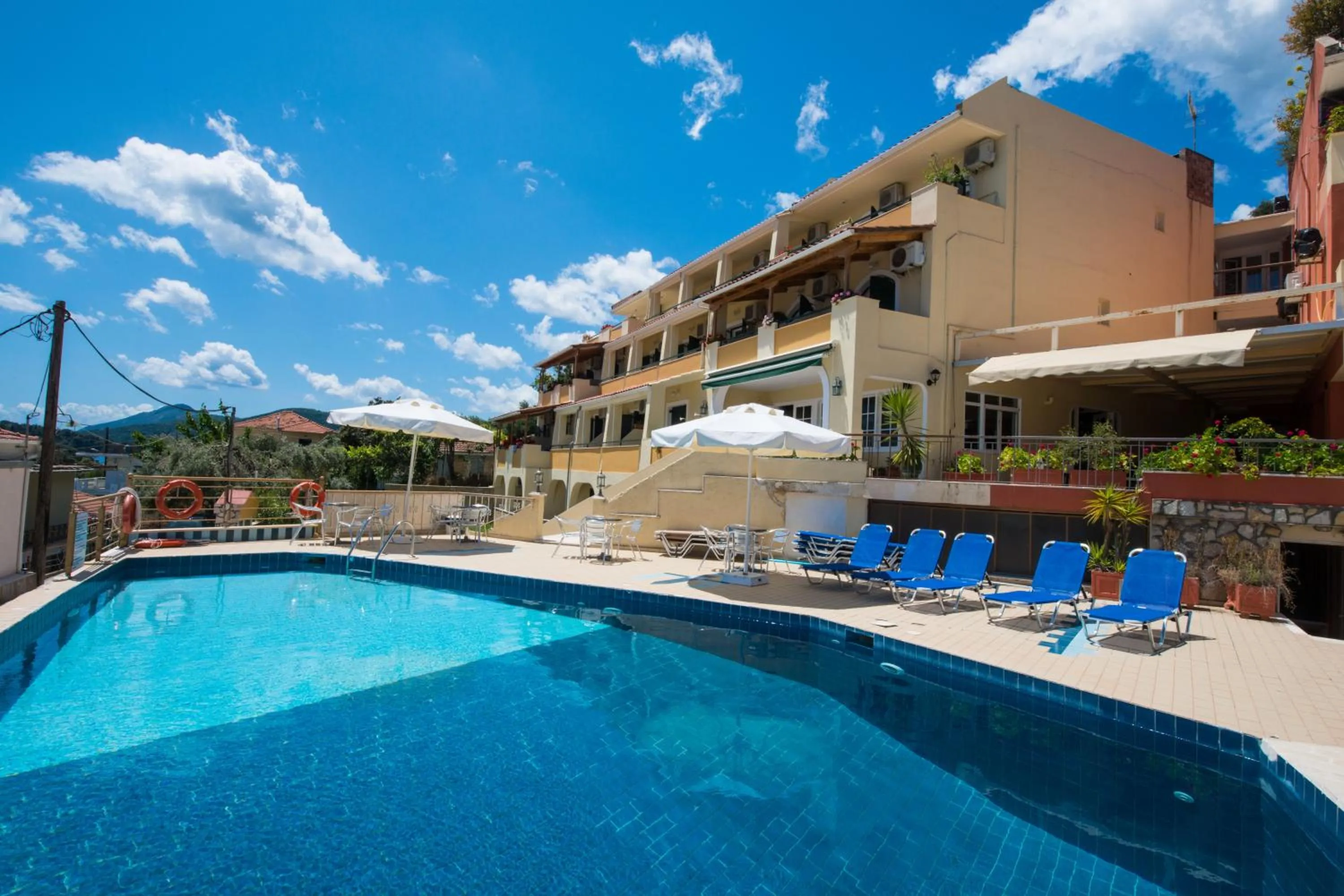 Swimming pool in Hotel Niras