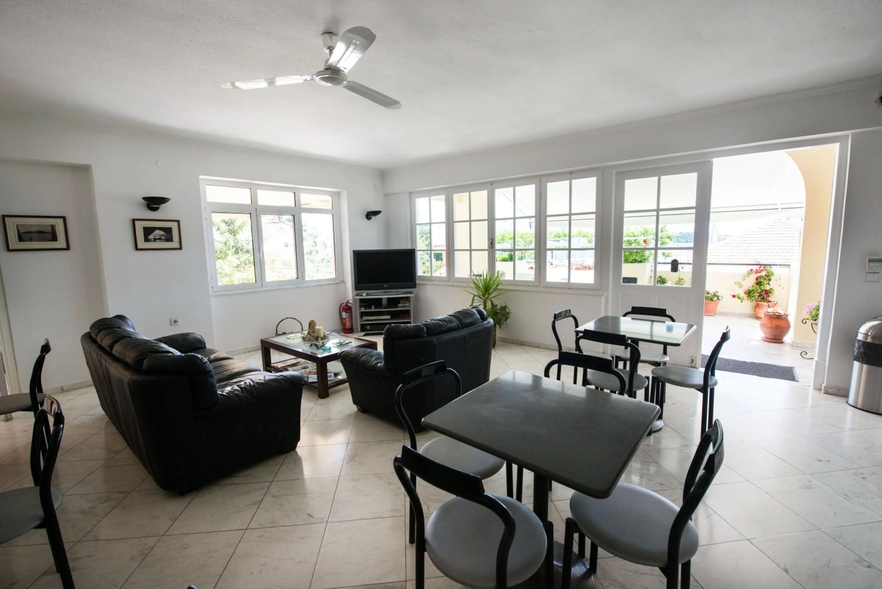 Communal lounge/ TV room in Hotel Niras