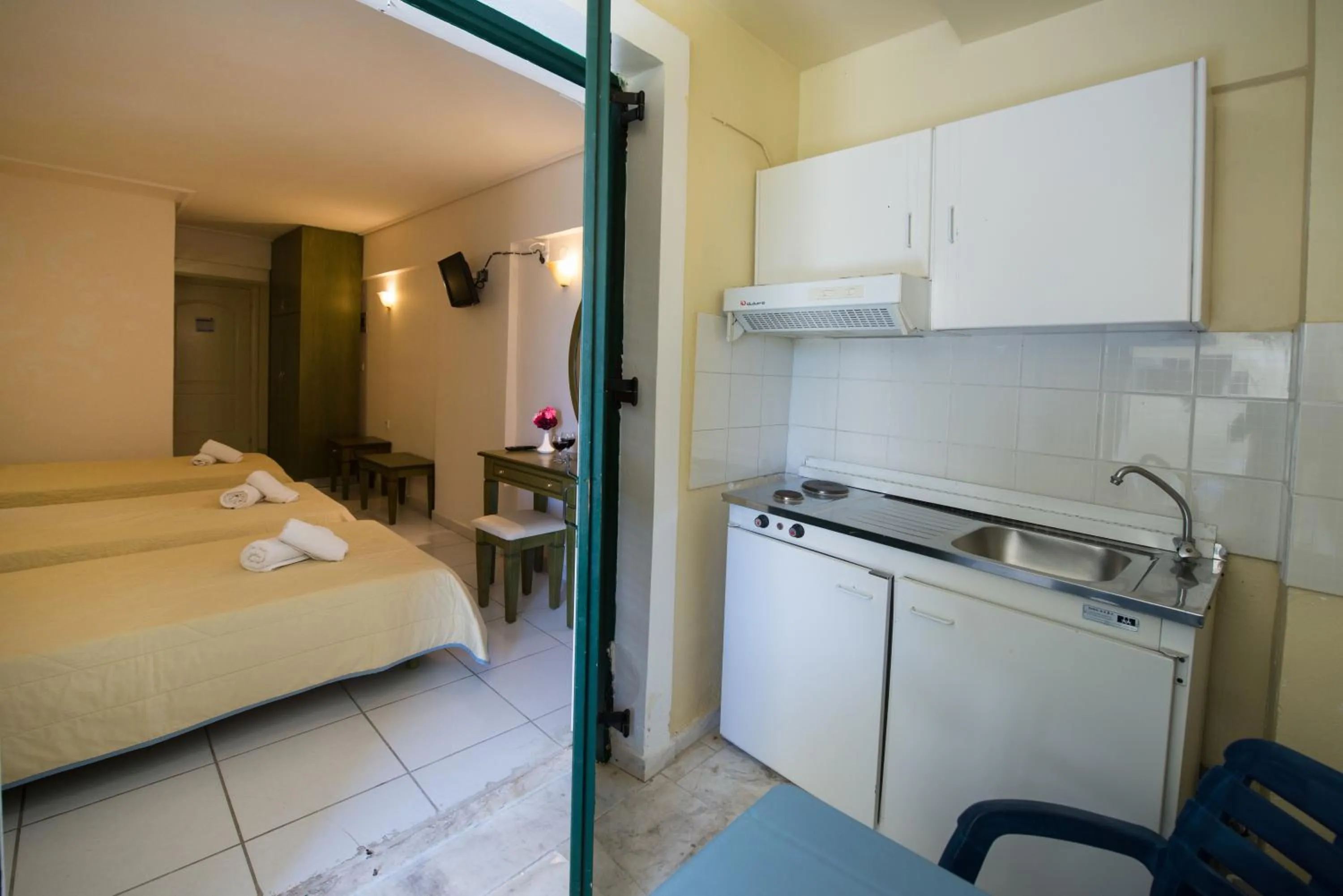 Kitchen or kitchenette, Bed in Hotel Niras