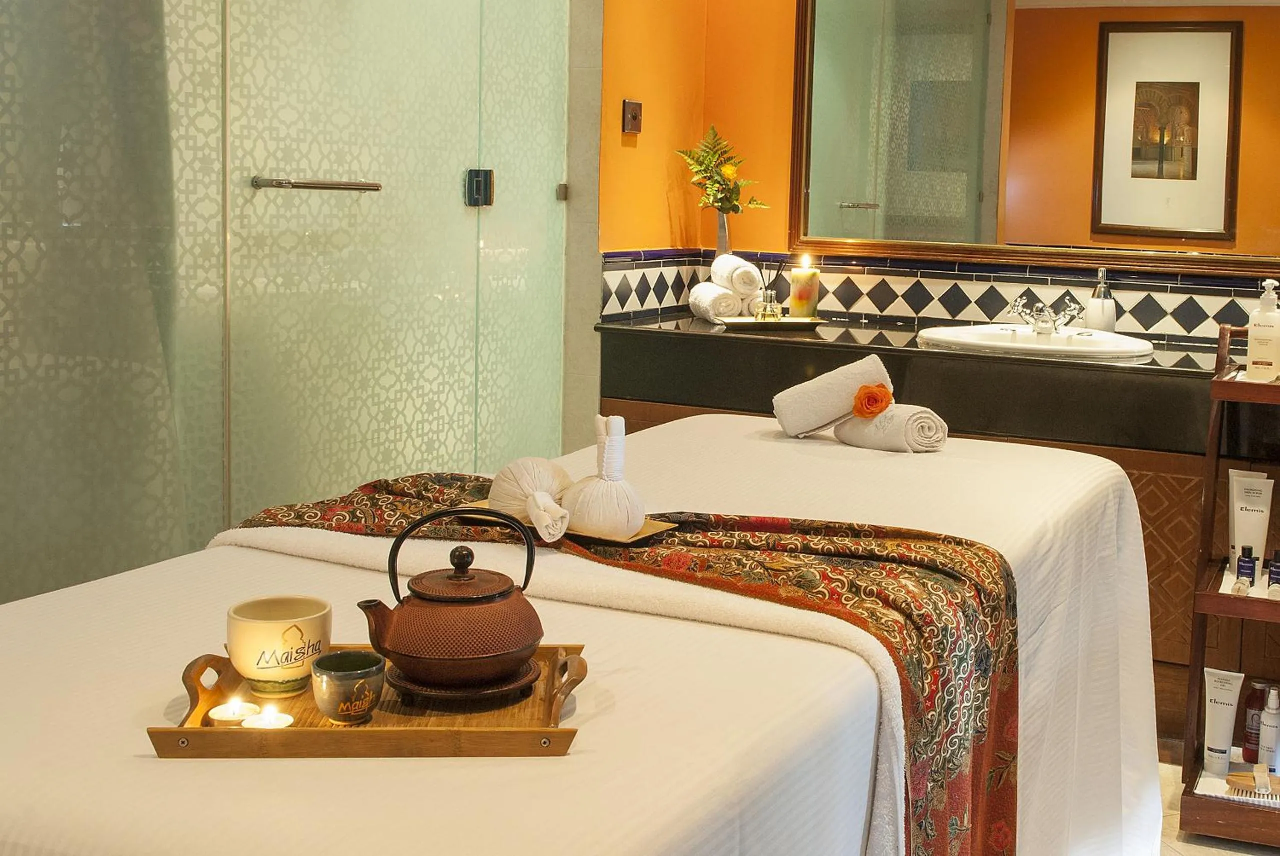 Spa and wellness centre/facilities, Bed in Nairobi Serena Hotel