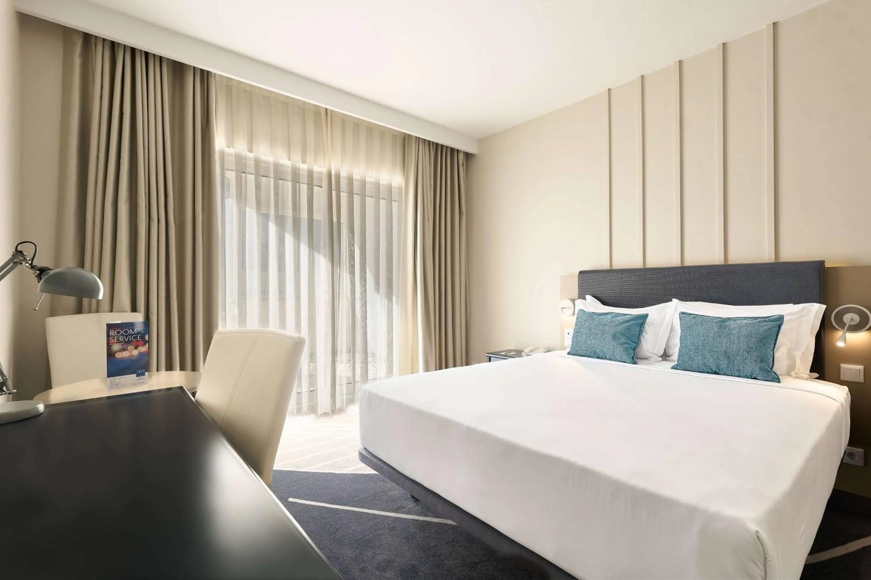 Photo of the whole room, Bed in TRYP by Wyndham Lisboa Caparica Mar