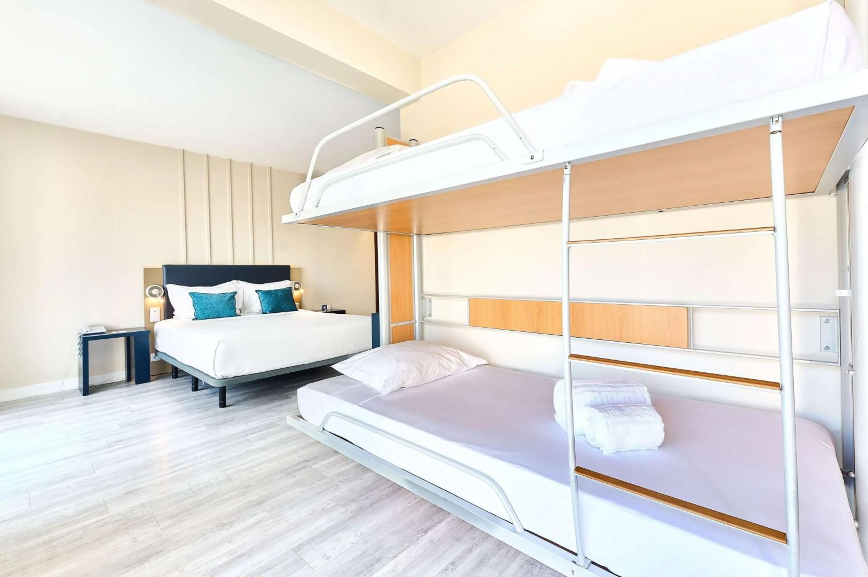 Photo of the whole room, Bed in TRYP by Wyndham Lisboa Caparica Mar