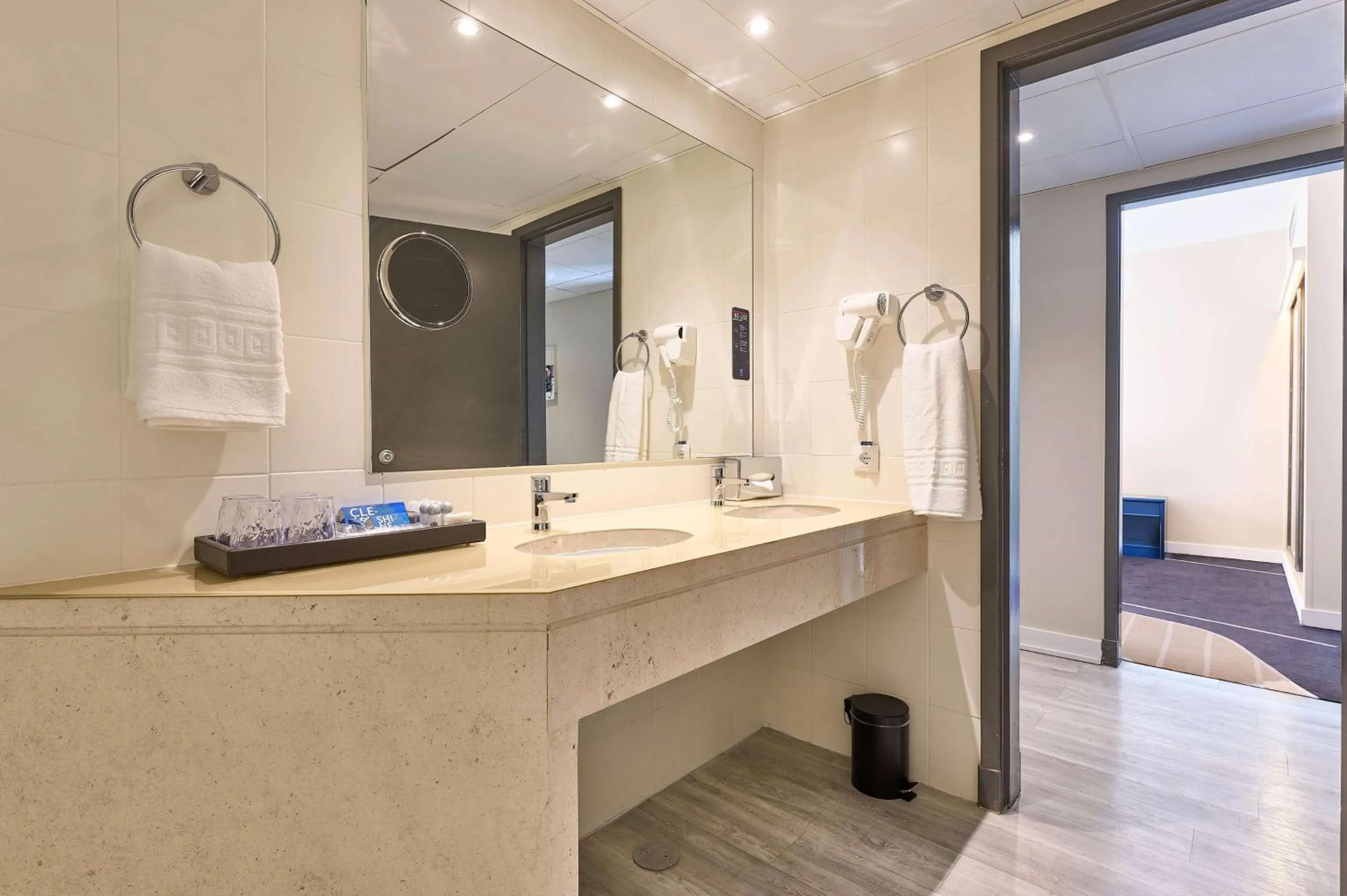 Photo of the whole room in TRYP by Wyndham Lisboa Caparica Mar