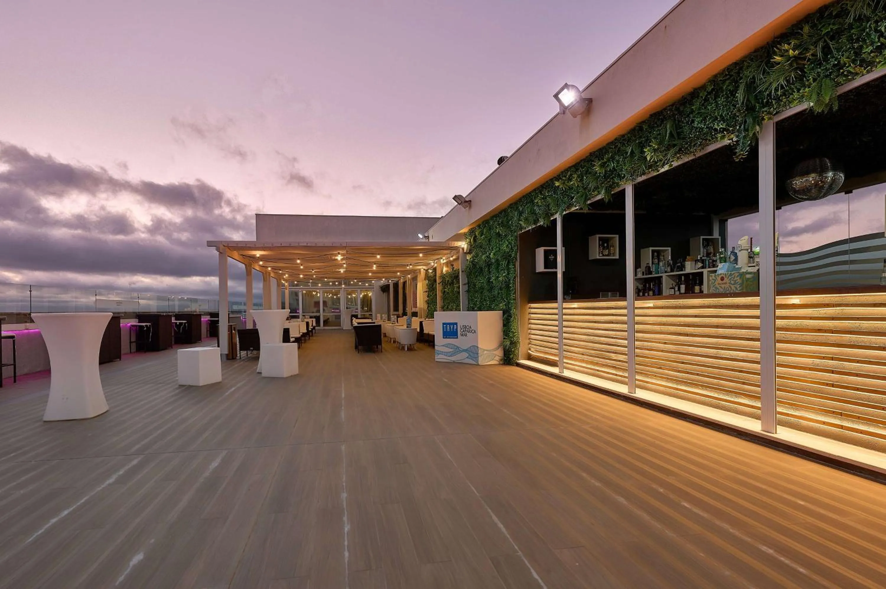 Restaurant/places to eat in TRYP by Wyndham Lisboa Caparica Mar