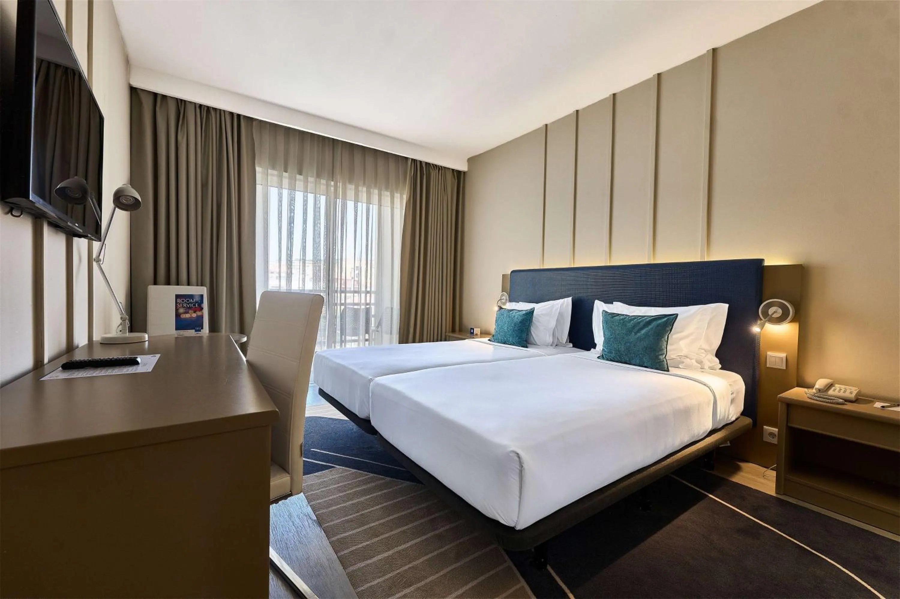 Photo of the whole room, Bed in TRYP by Wyndham Lisboa Caparica Mar