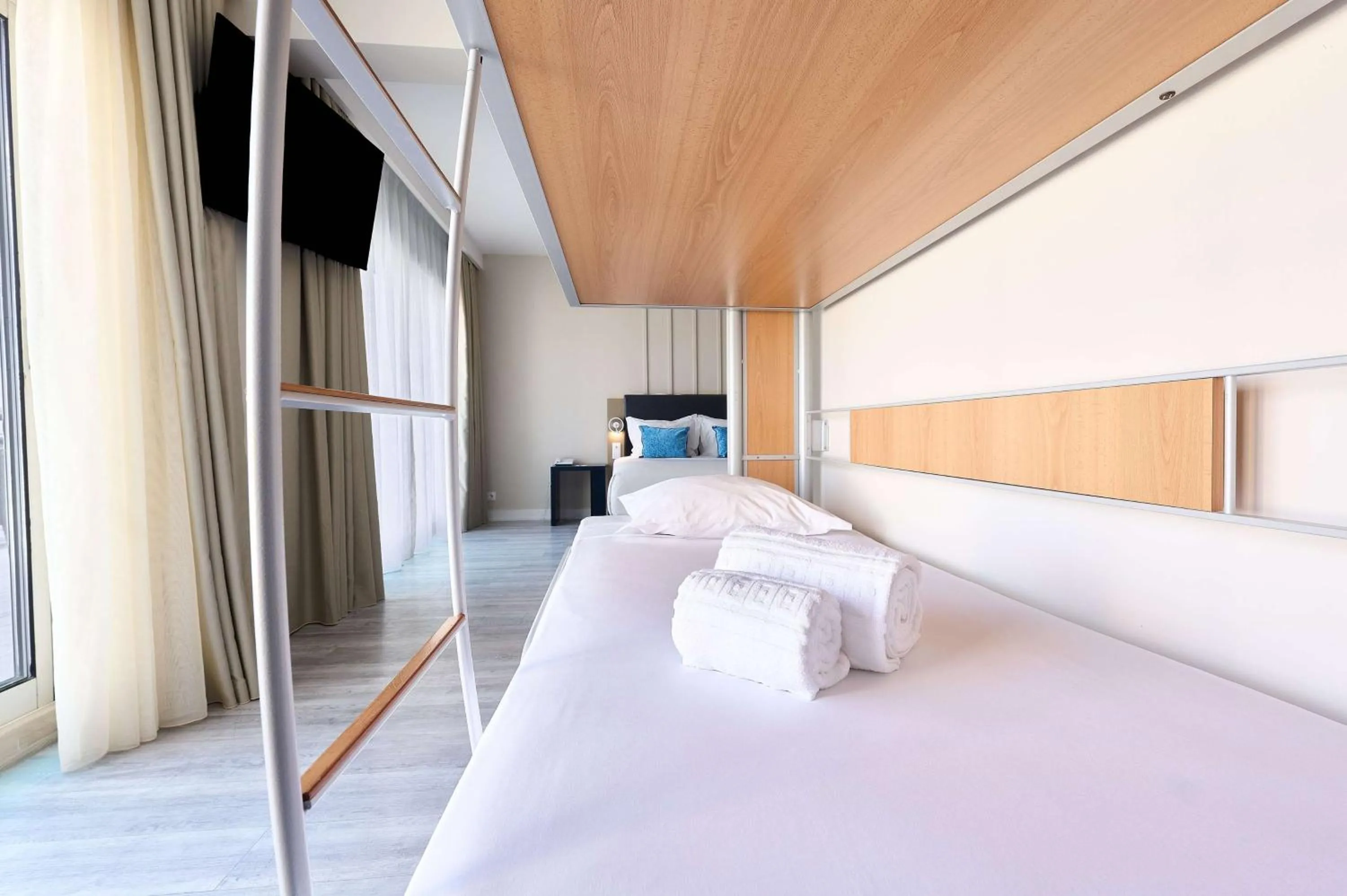 Photo of the whole room, Bed in TRYP by Wyndham Lisboa Caparica Mar