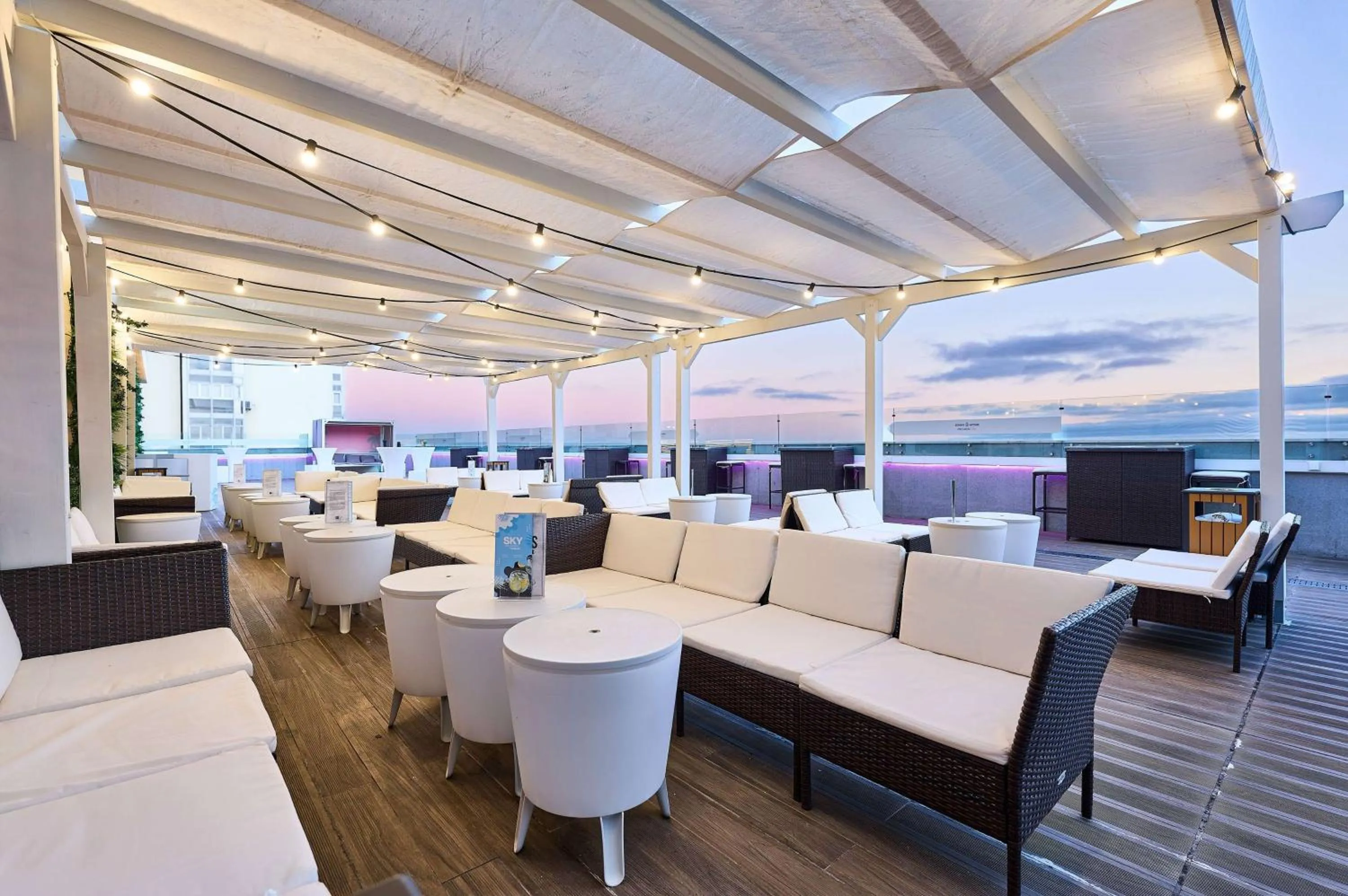 Restaurant/places to eat in TRYP by Wyndham Lisboa Caparica Mar