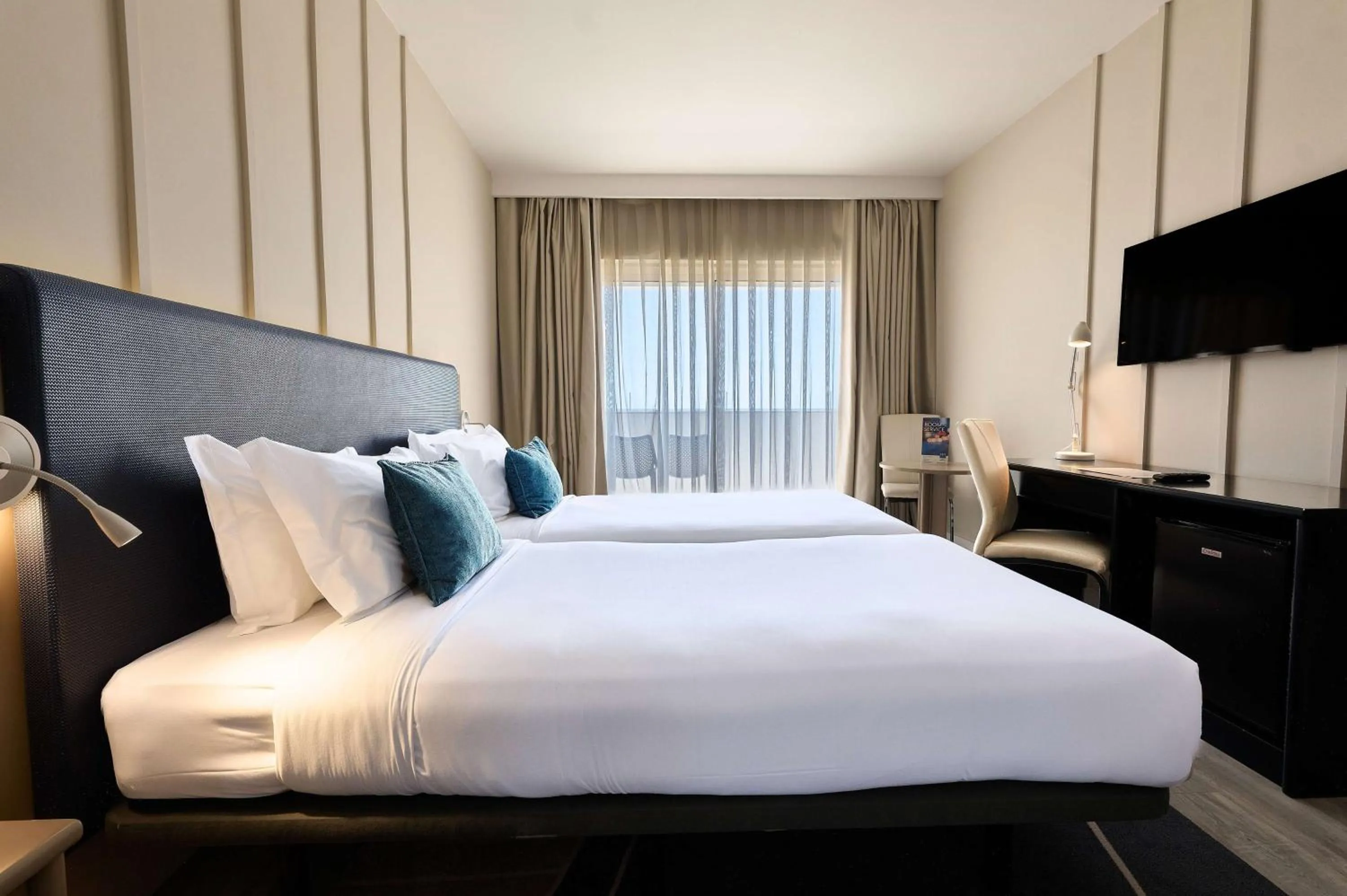 Photo of the whole room, Bed in TRYP by Wyndham Lisboa Caparica Mar