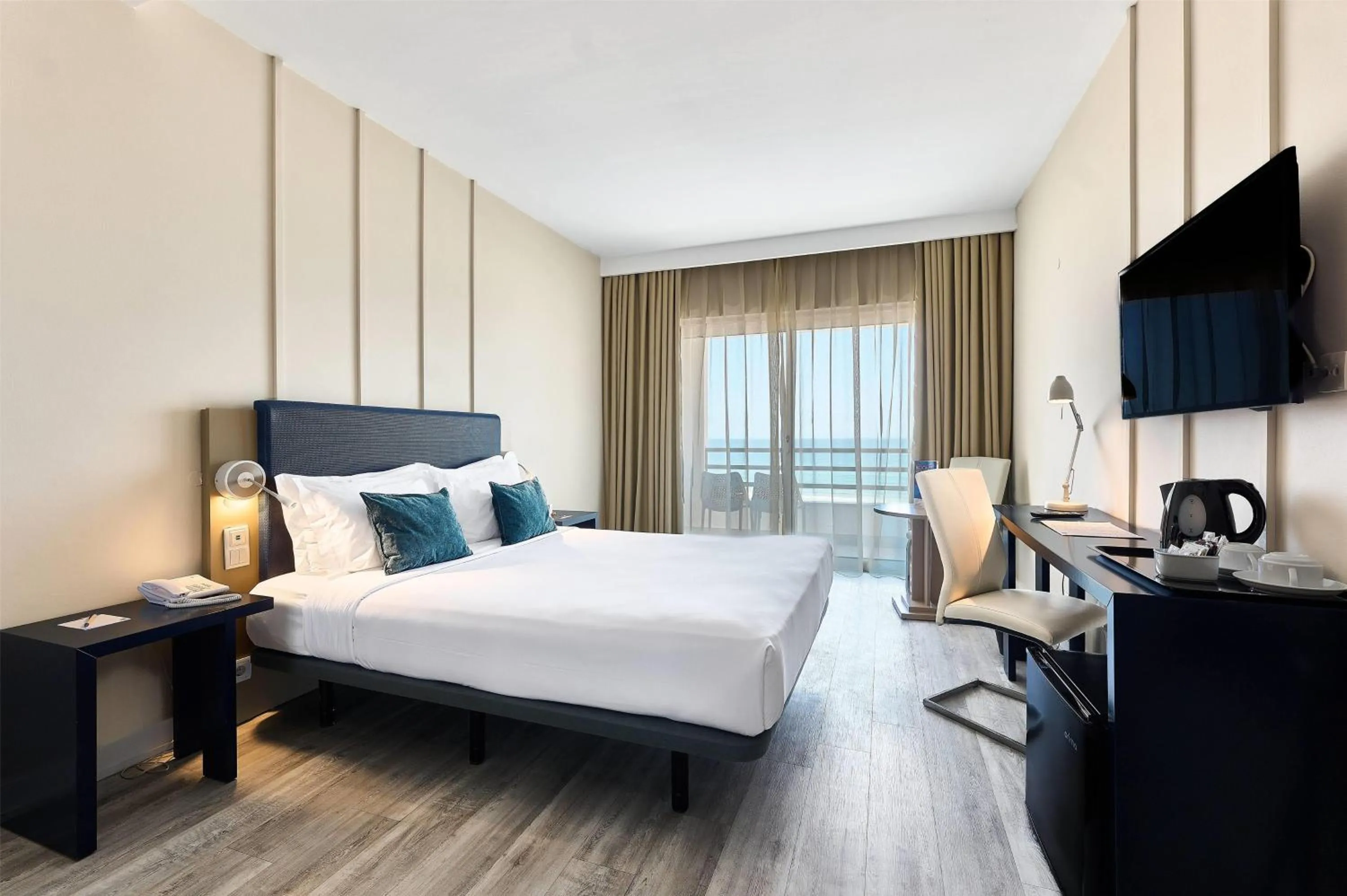 Photo of the whole room, Bed in TRYP by Wyndham Lisboa Caparica Mar