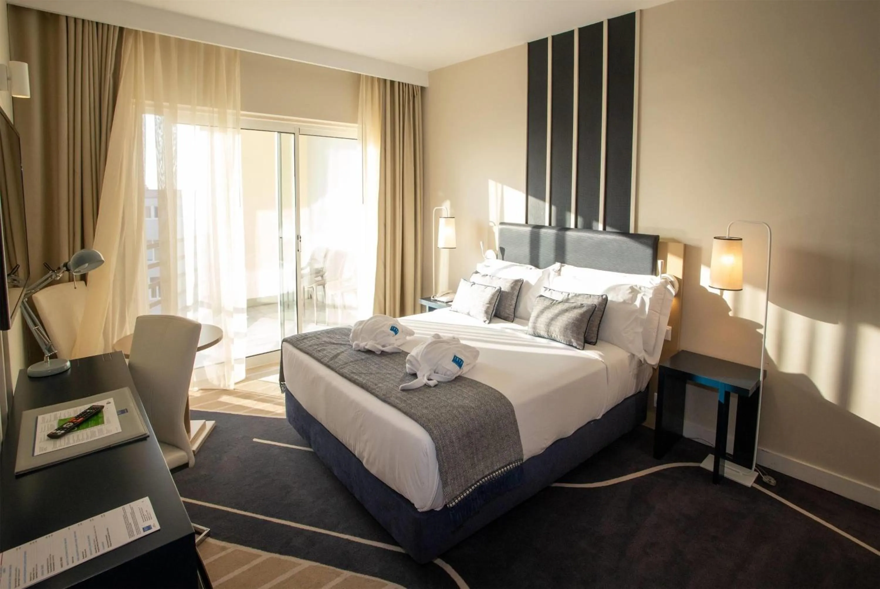 Photo of the whole room, Bed in TRYP by Wyndham Lisboa Caparica Mar