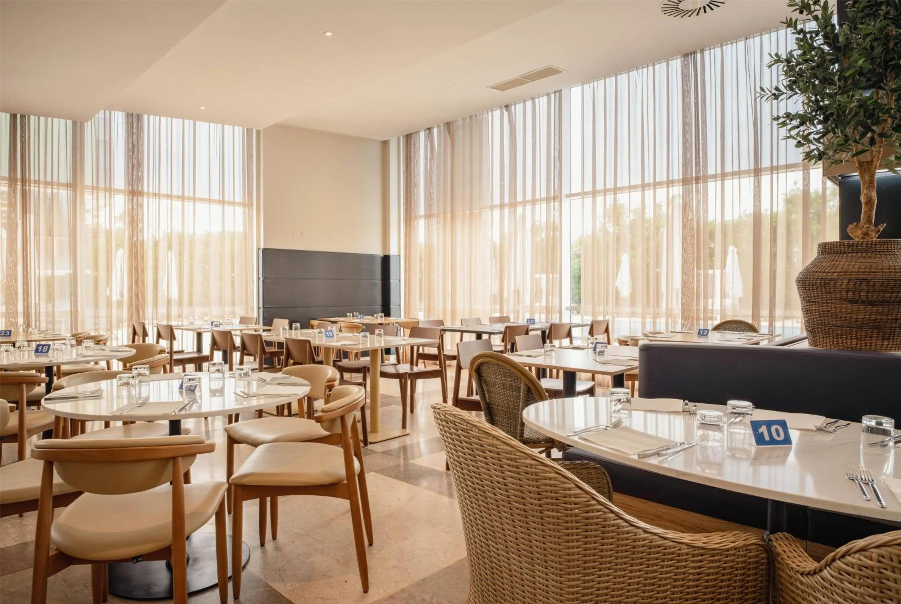 Restaurant/places to eat in TRYP by Wyndham Lisboa Caparica Mar