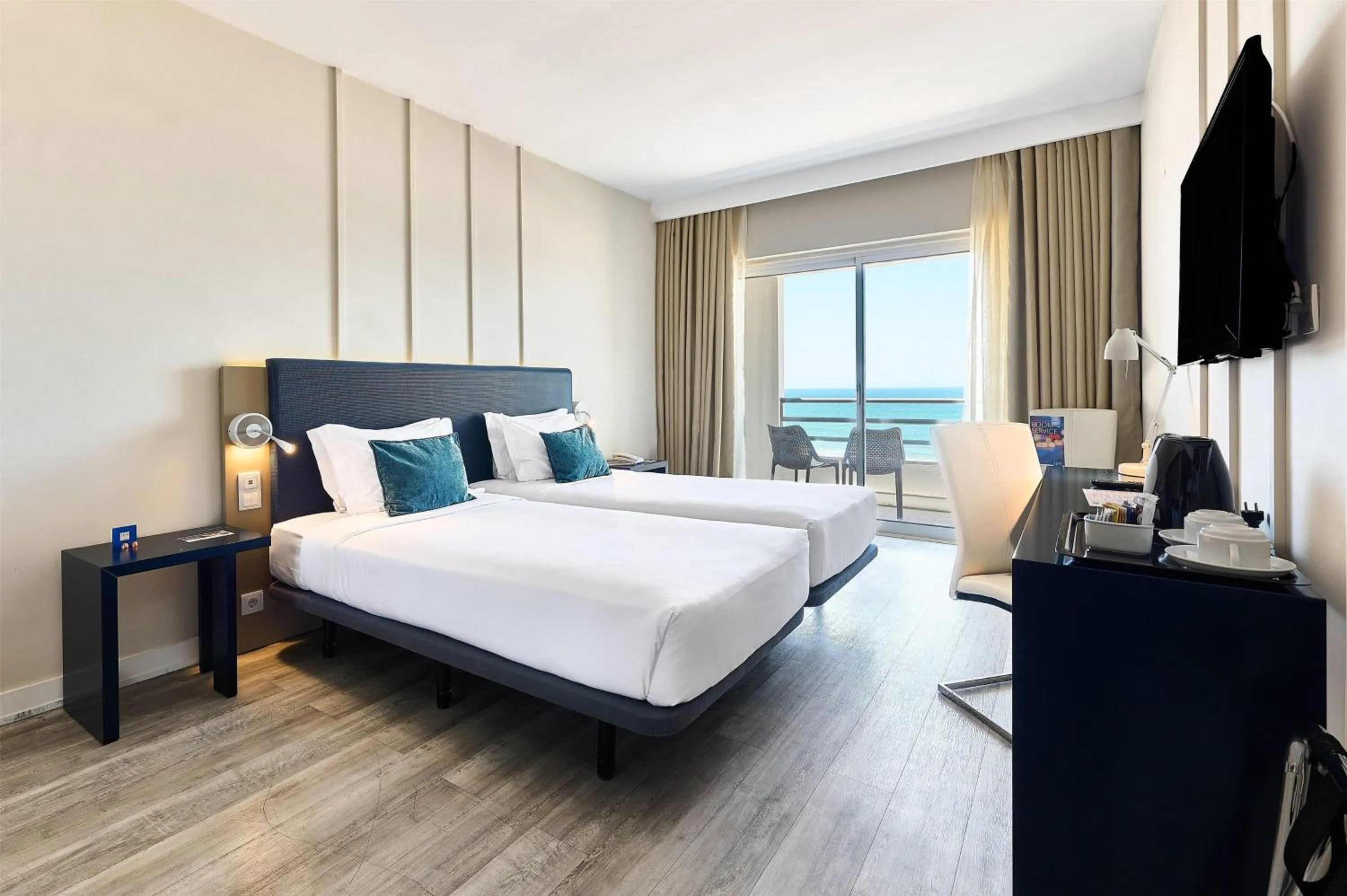 Photo of the whole room, Bed in TRYP by Wyndham Lisboa Caparica Mar