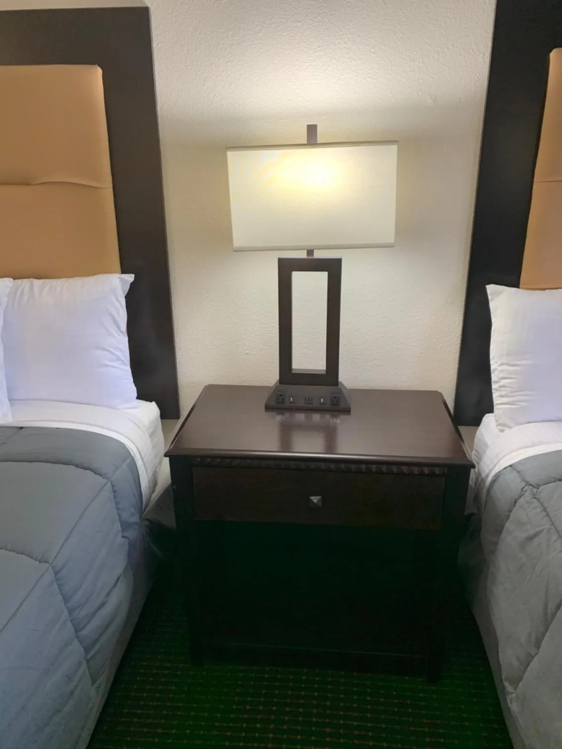 Bed in Blackwater Inn Milton