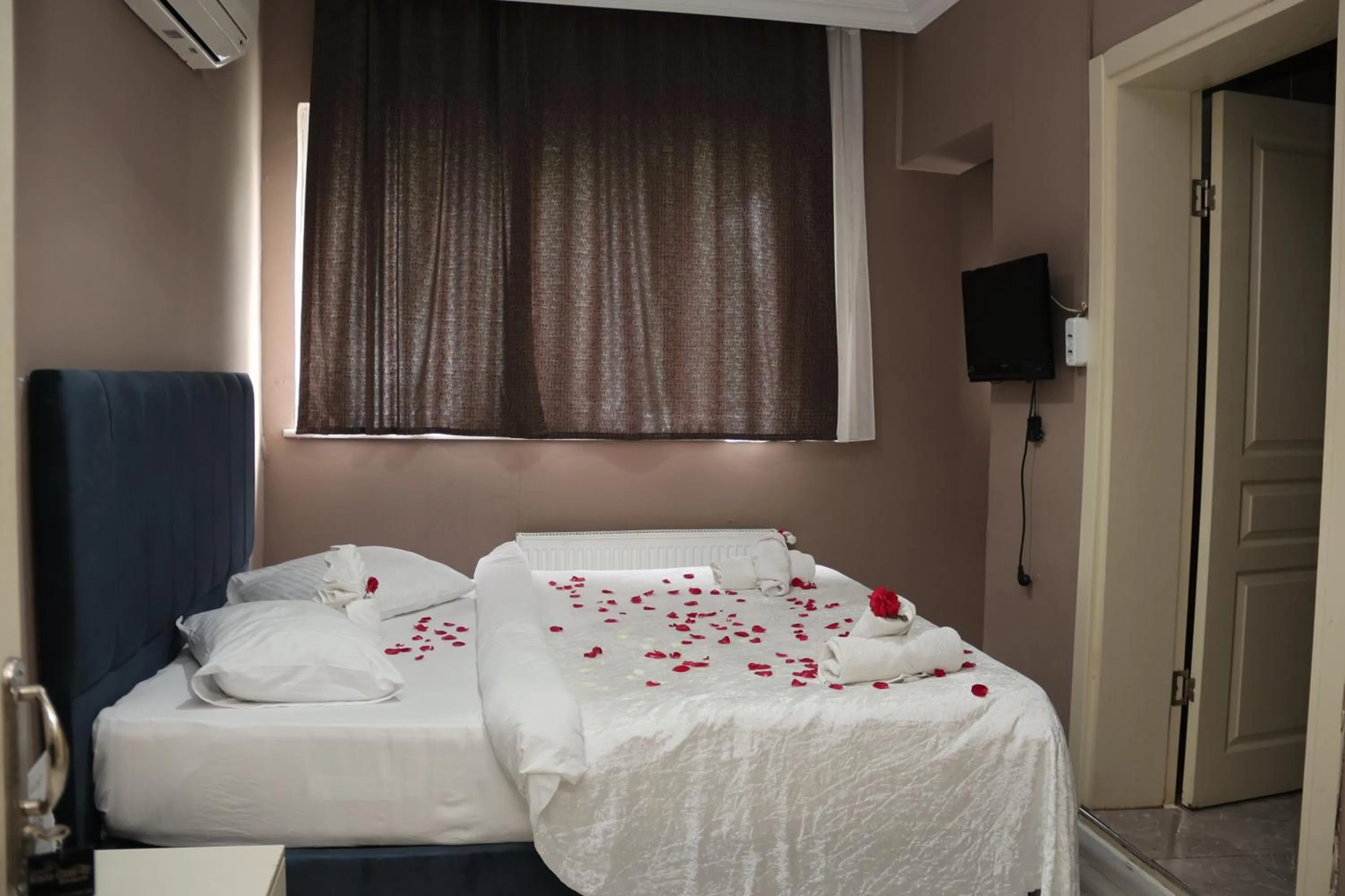 TV and multimedia, Bed in Grand Koru Hotel Beach