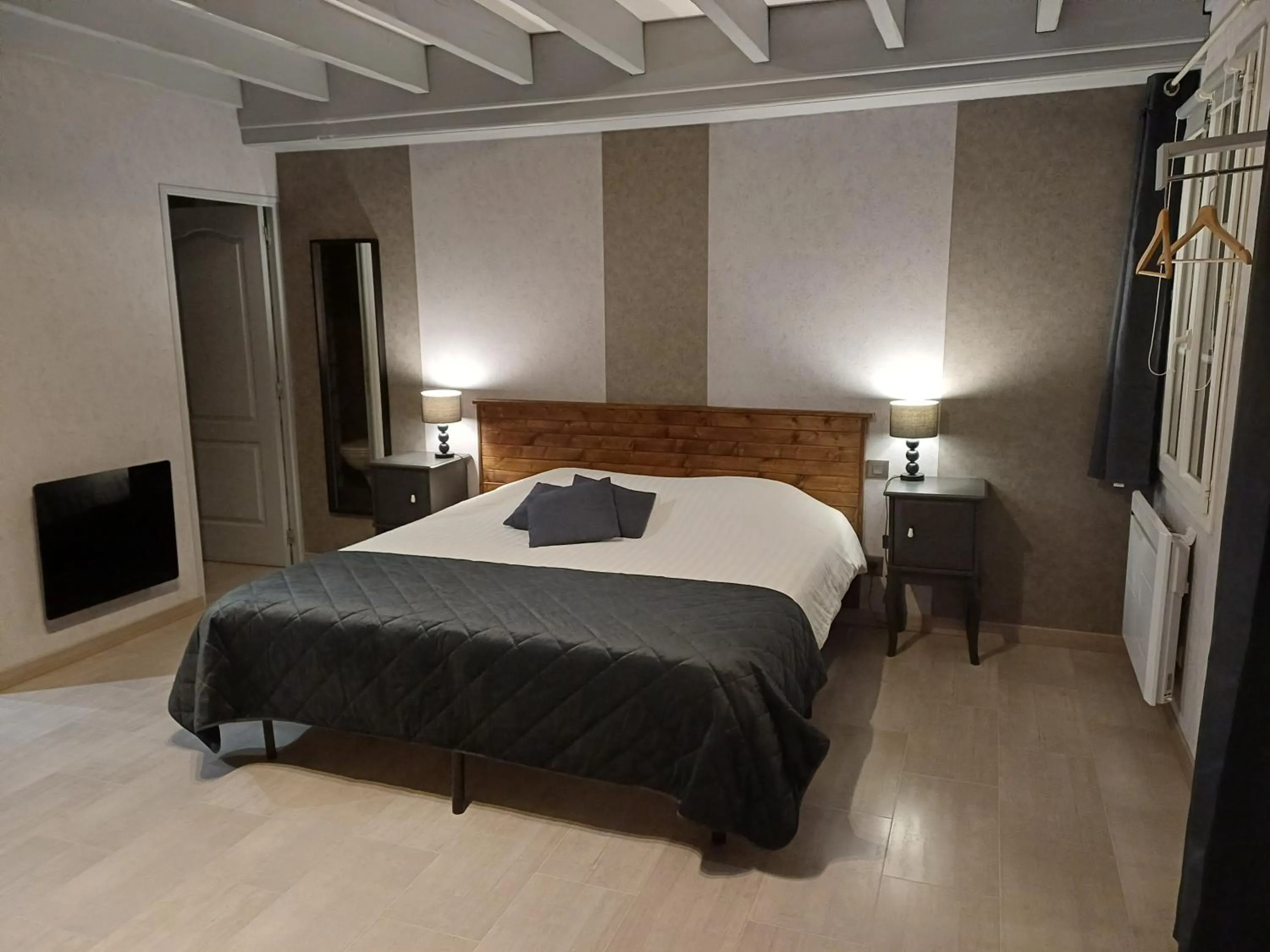 Photo of the whole room, Bed in Domaine de Vandenesse Et Spa
