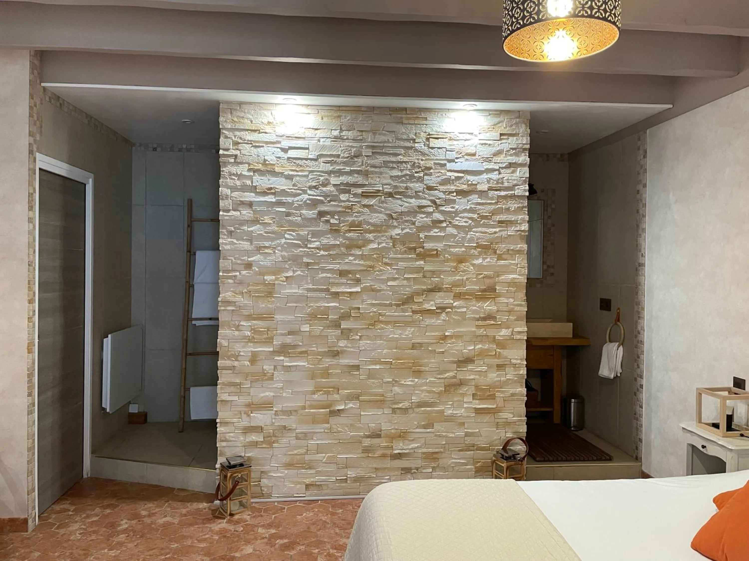 Photo of the whole room, Bed in Domaine de Vandenesse Et Spa