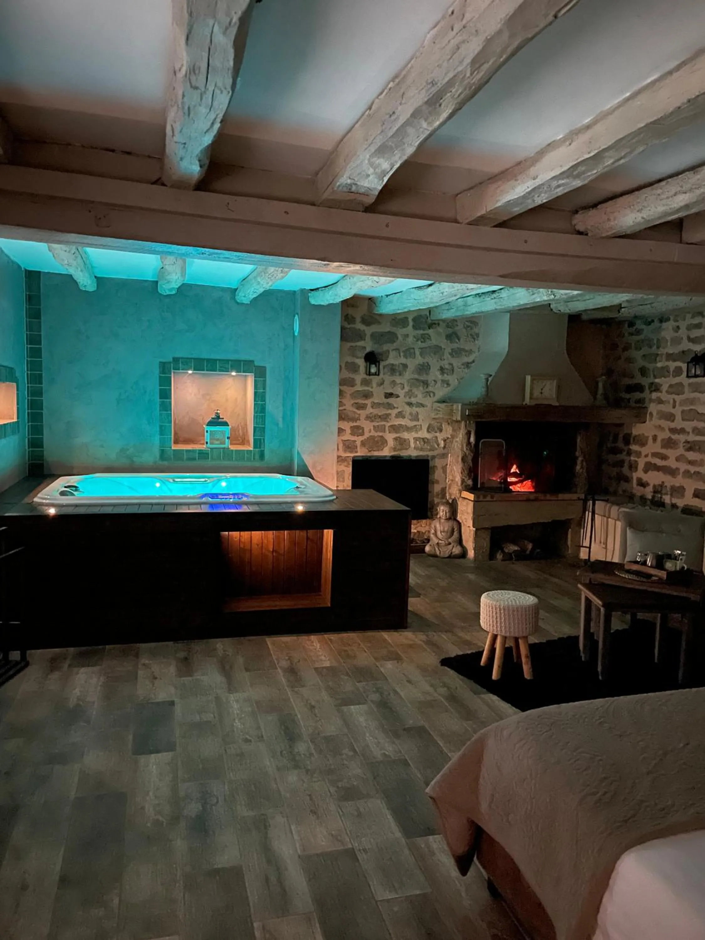 Hot Tub in Domaine de Vandenesse Et Spa