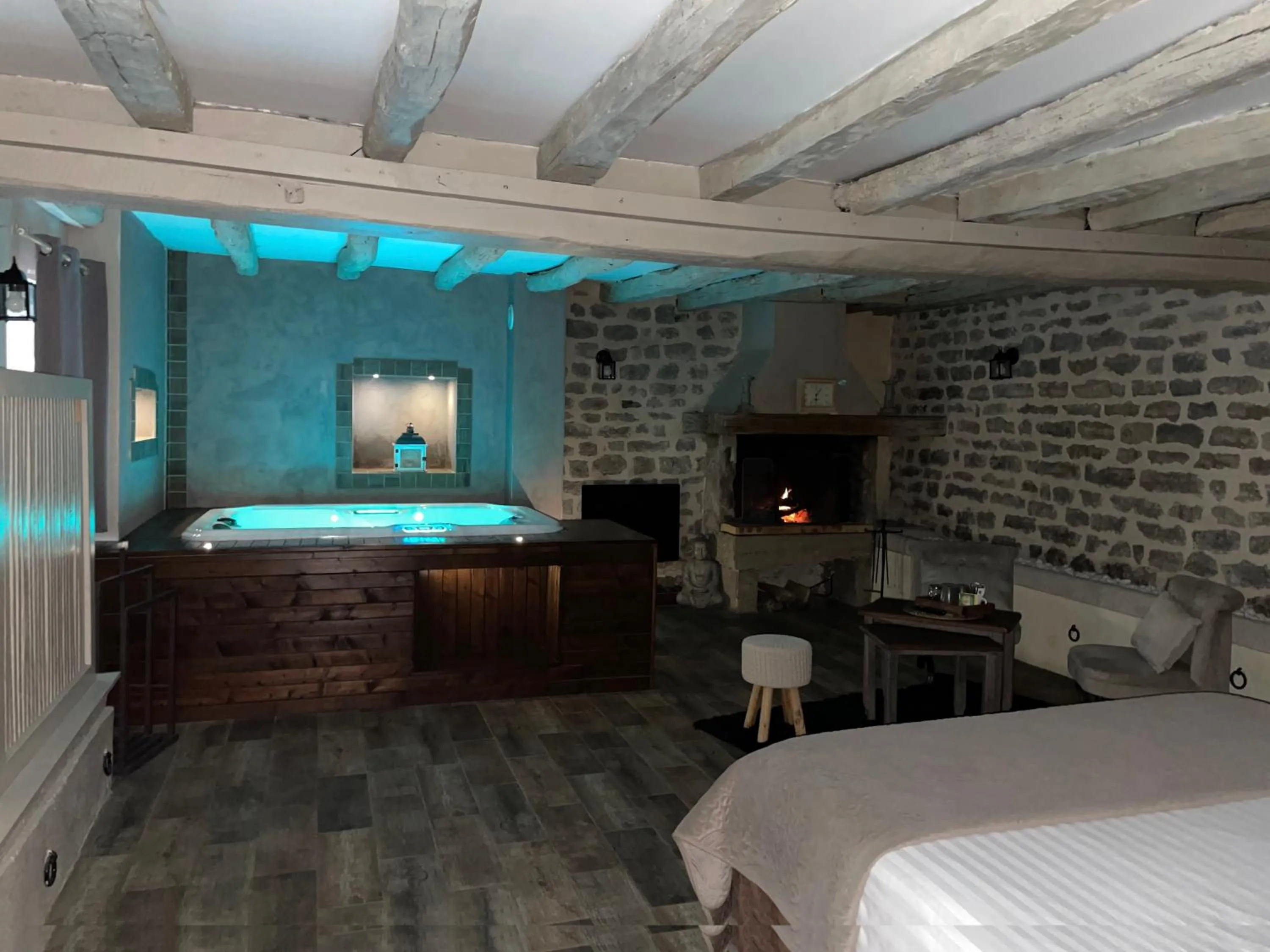 Hot Tub, Bed in Domaine de Vandenesse Et Spa