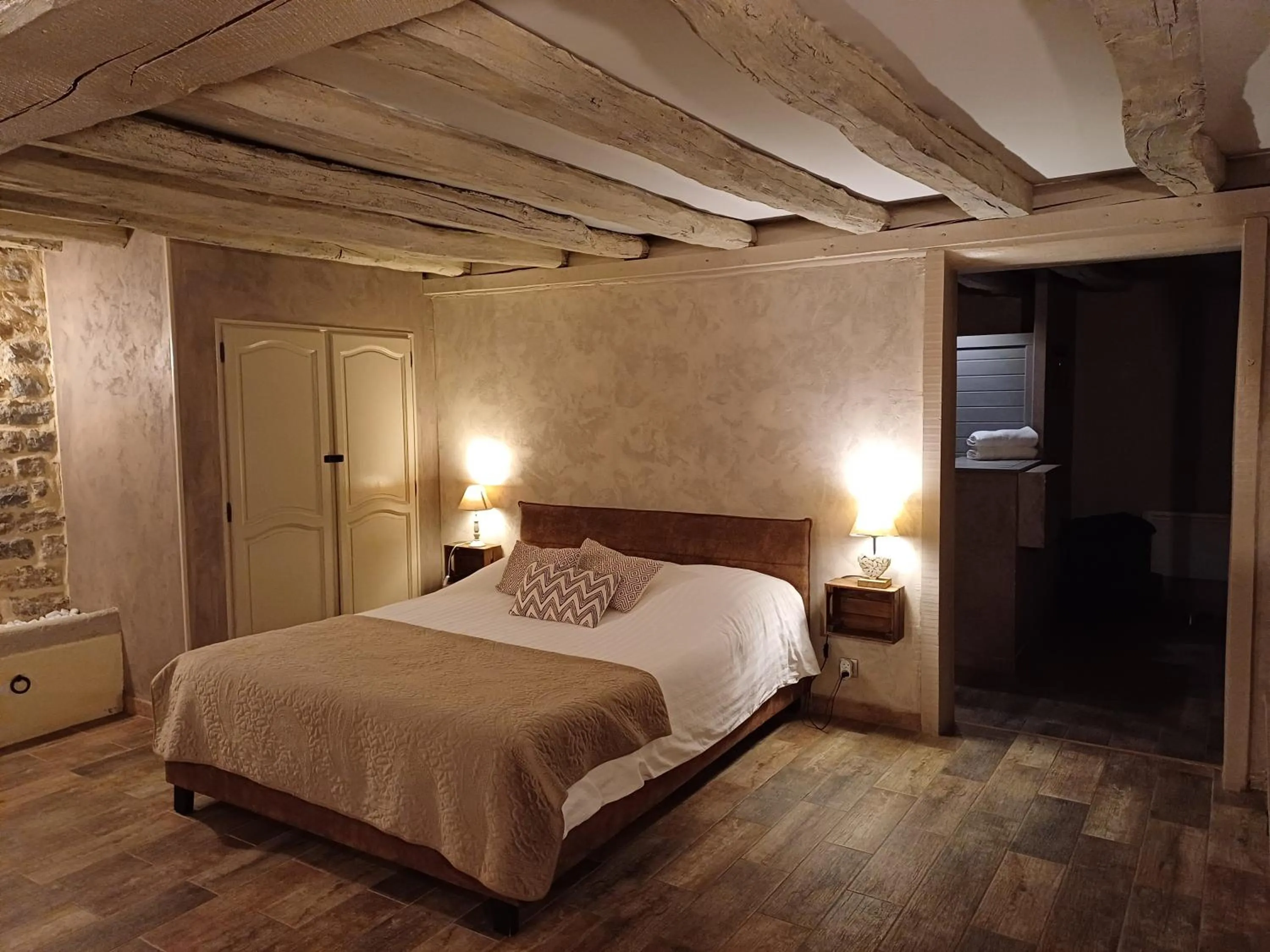 Photo of the whole room, Bed in Domaine de Vandenesse Et Spa