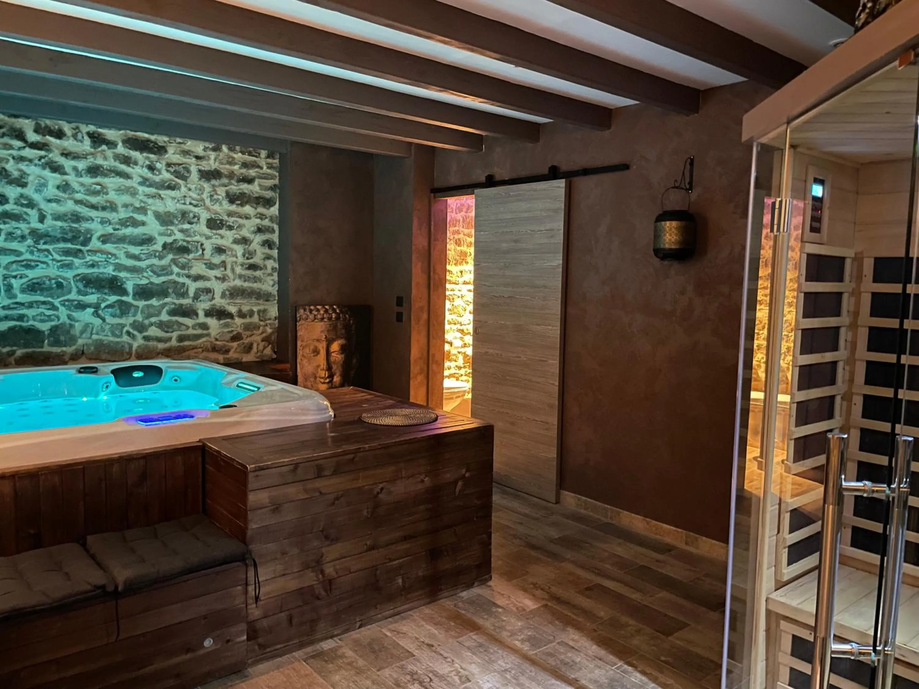 Hot Tub in Domaine de Vandenesse Et Spa