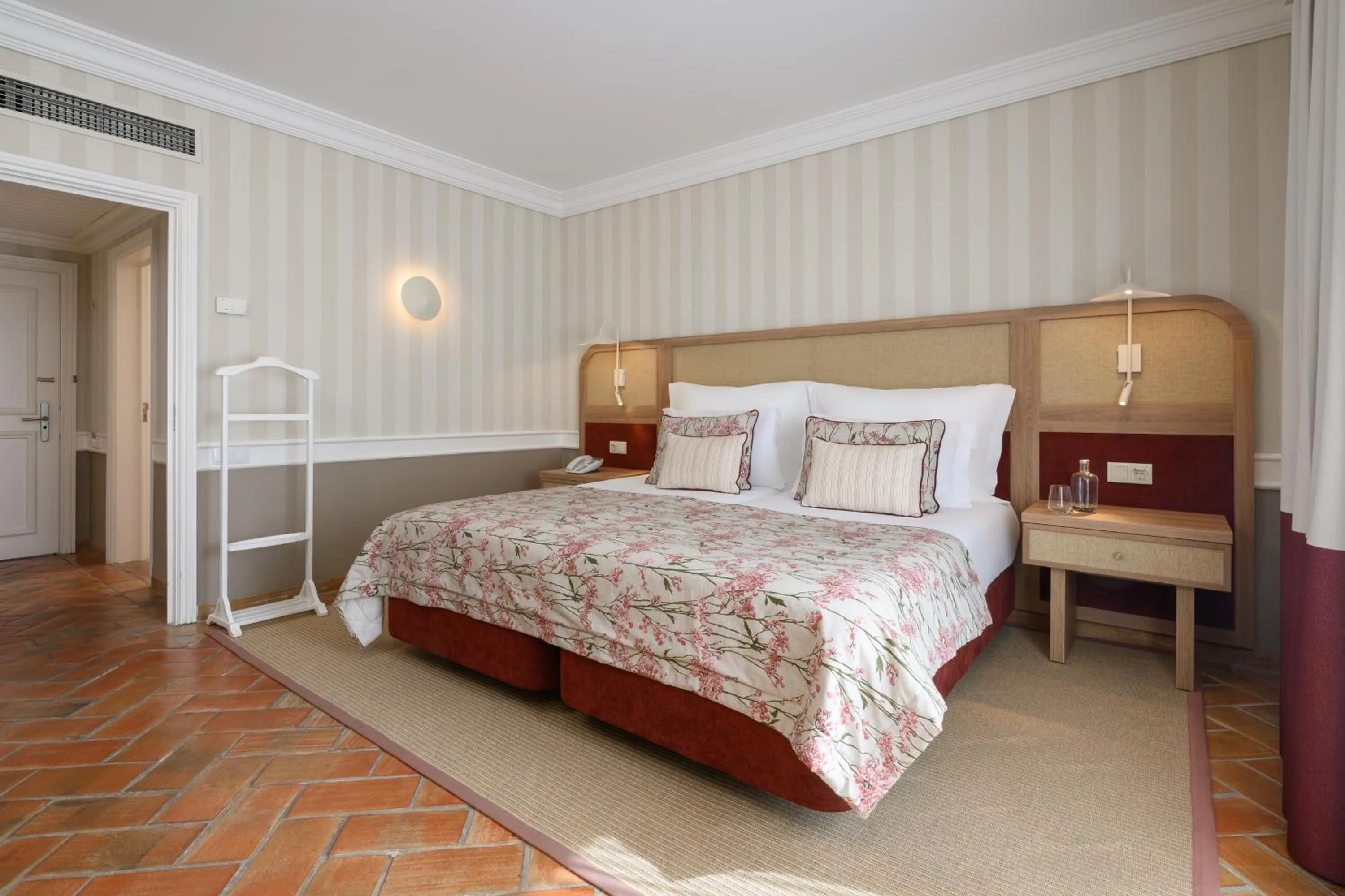 Bedroom, Bed in M'AR De AR Muralhas