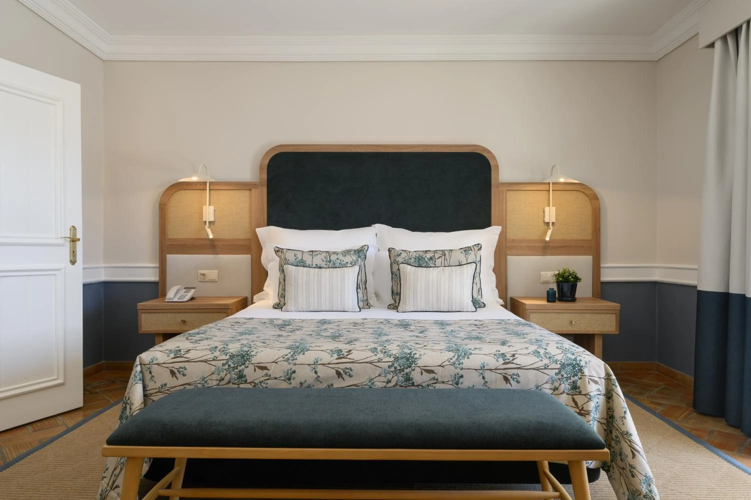 Bedroom, Bed in M'AR De AR Muralhas