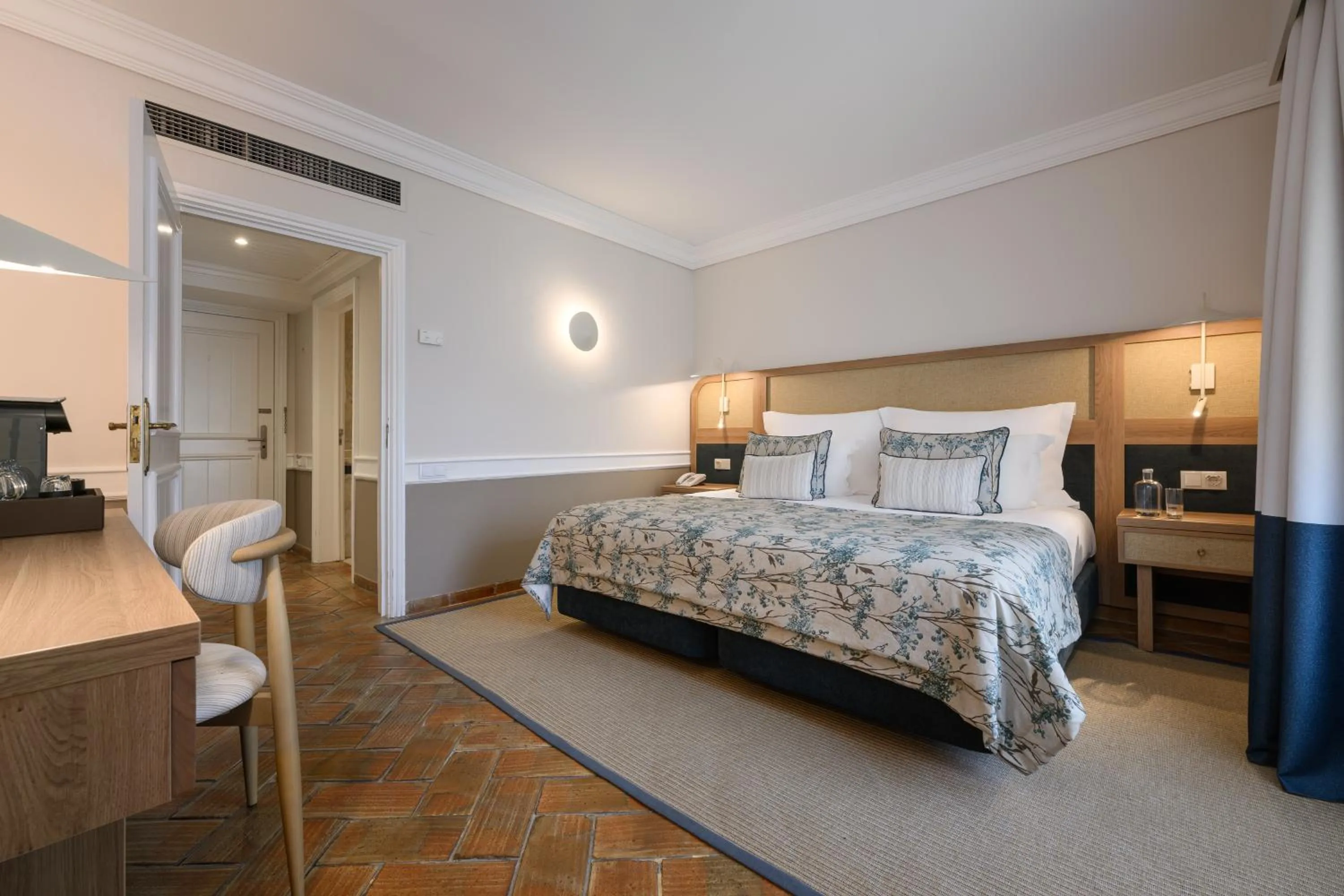 Bedroom, Bed in M'AR De AR Muralhas