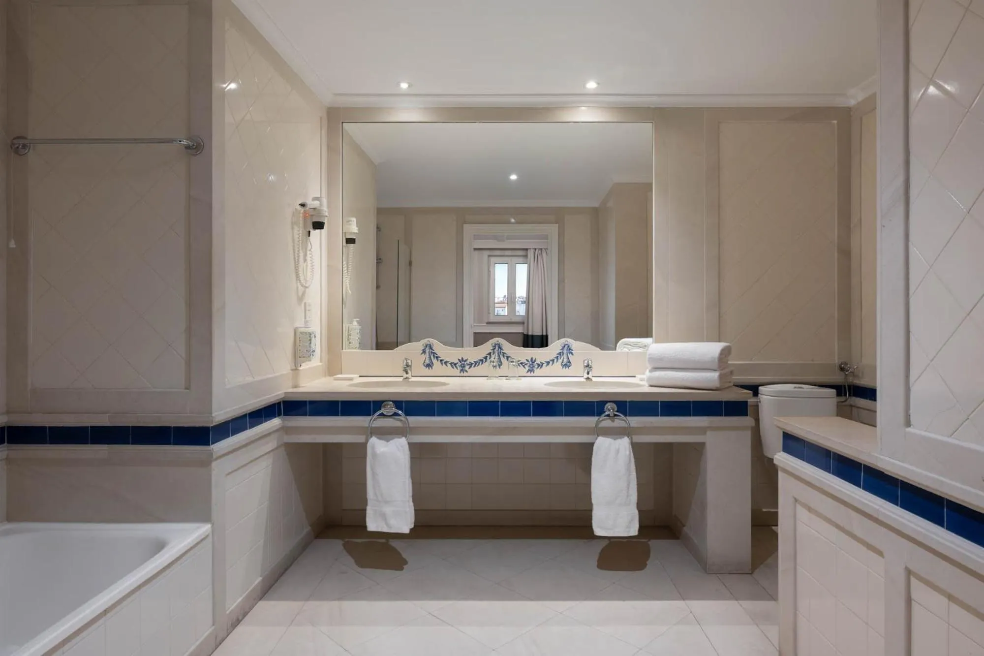 Bathroom in M'AR De AR Muralhas