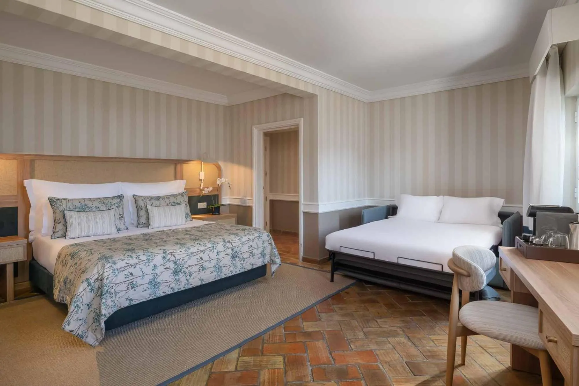 Bedroom, Bed in M'AR De AR Muralhas