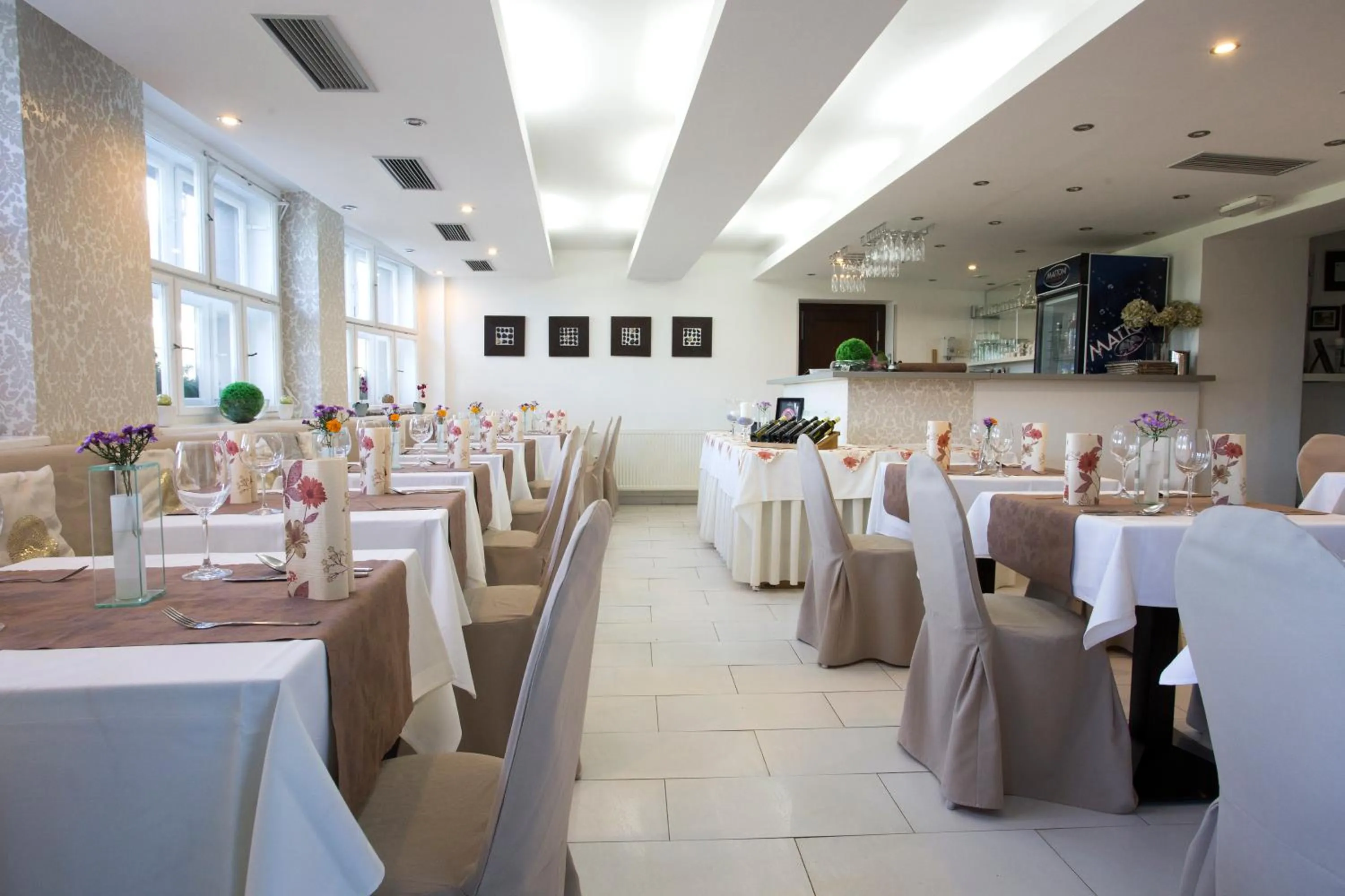 Restaurant/places to eat in Hotel Ermi