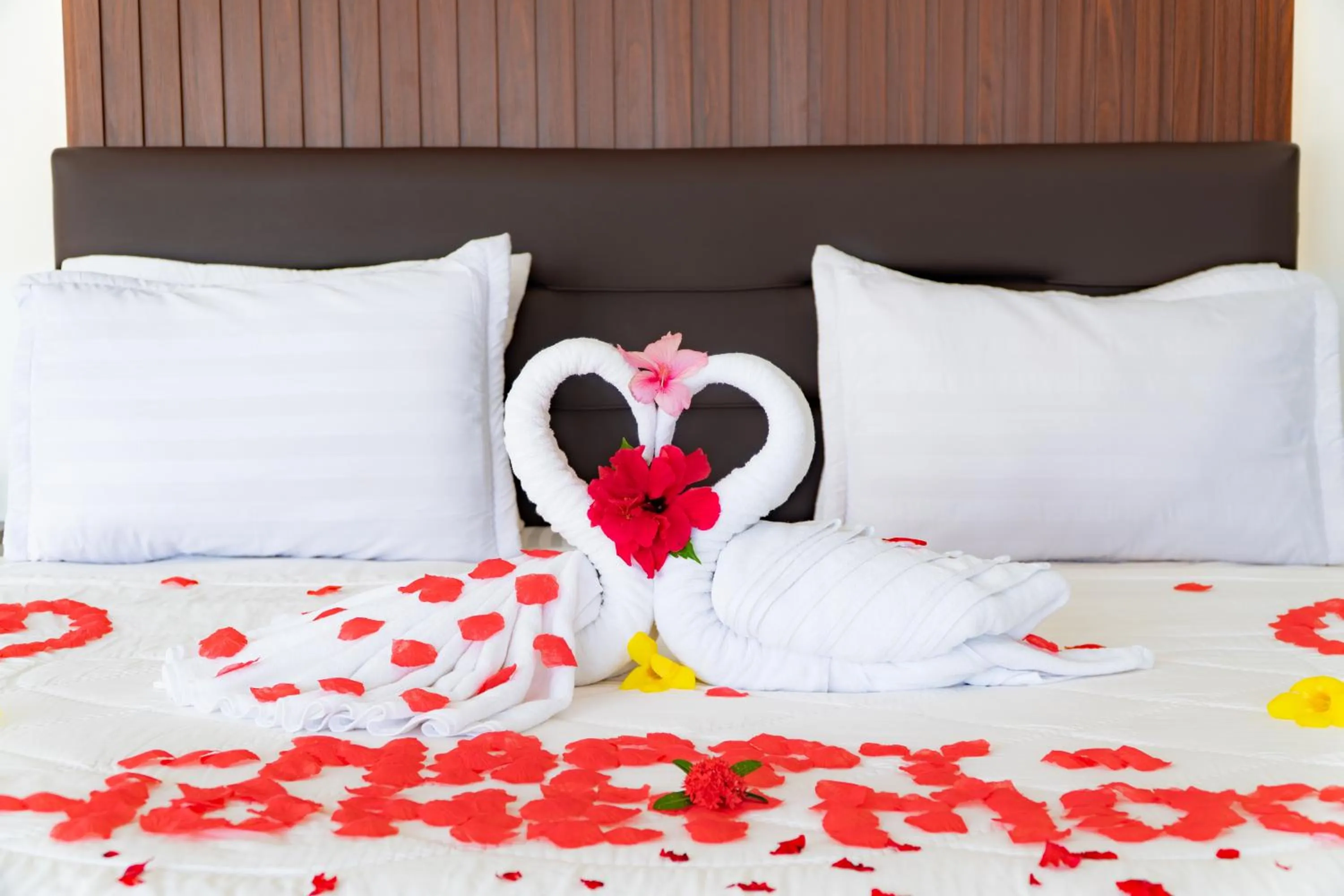 towels, Bed in The Hawk's Nest Resort