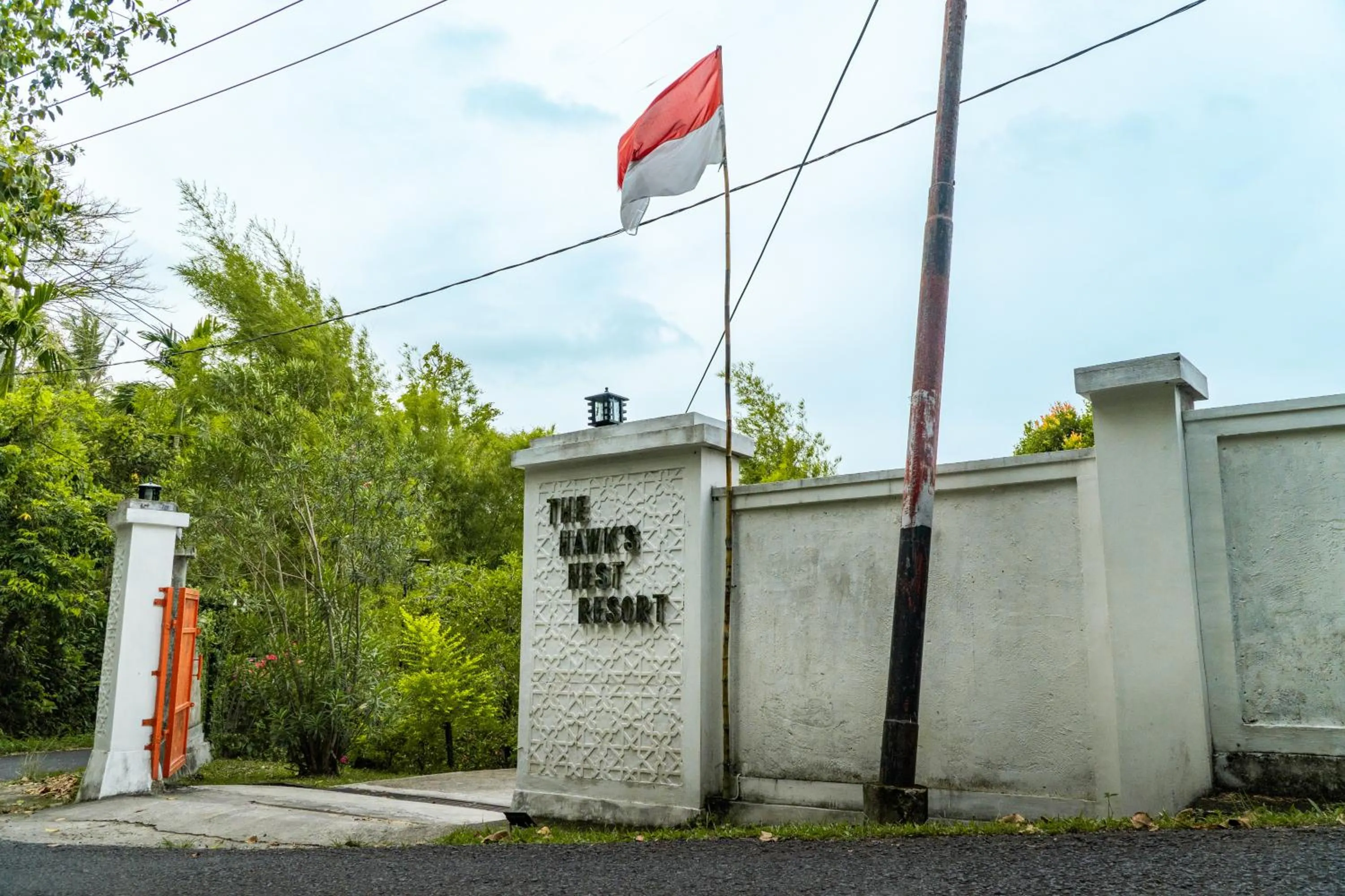Facade/entrance in The Hawk's Nest Resort