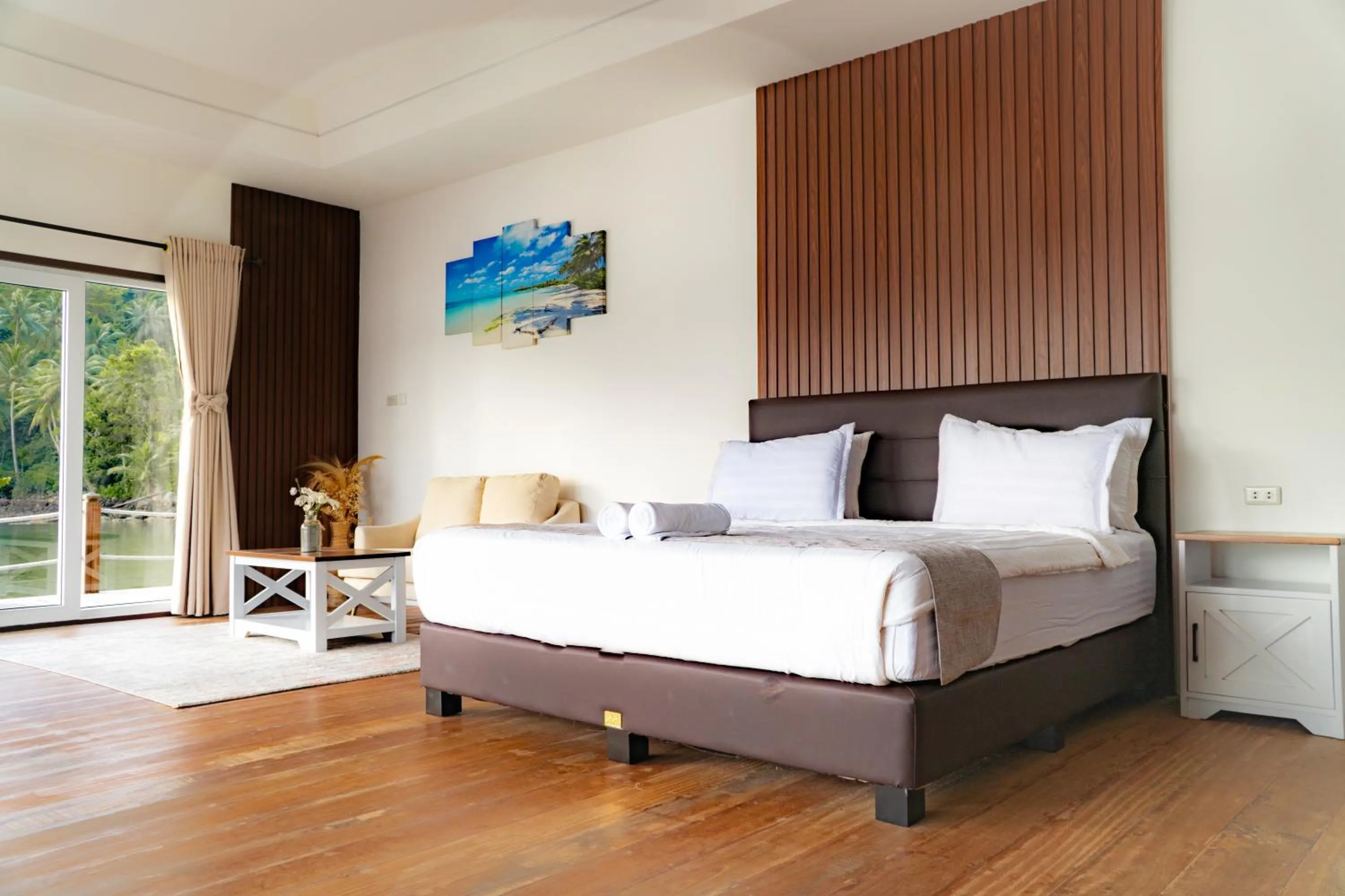 towels, Bed in The Hawk's Nest Resort