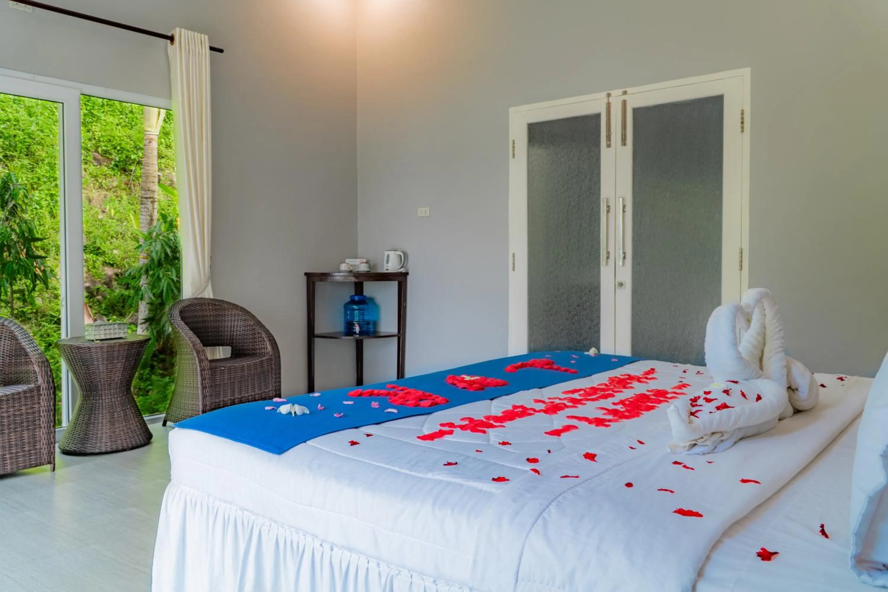 Bed in The Hawk's Nest Resort