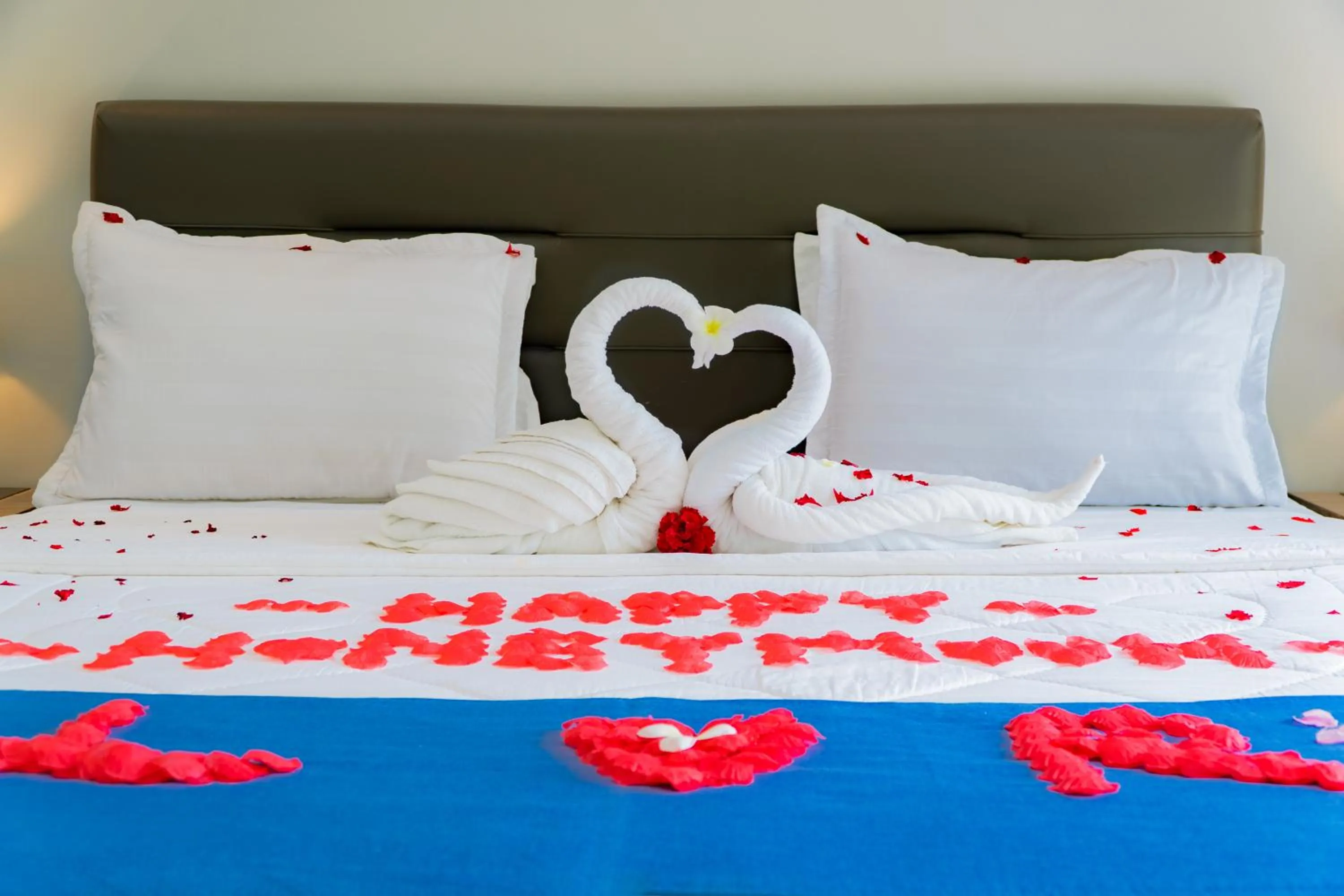 towels, Bed in The Hawk's Nest Resort