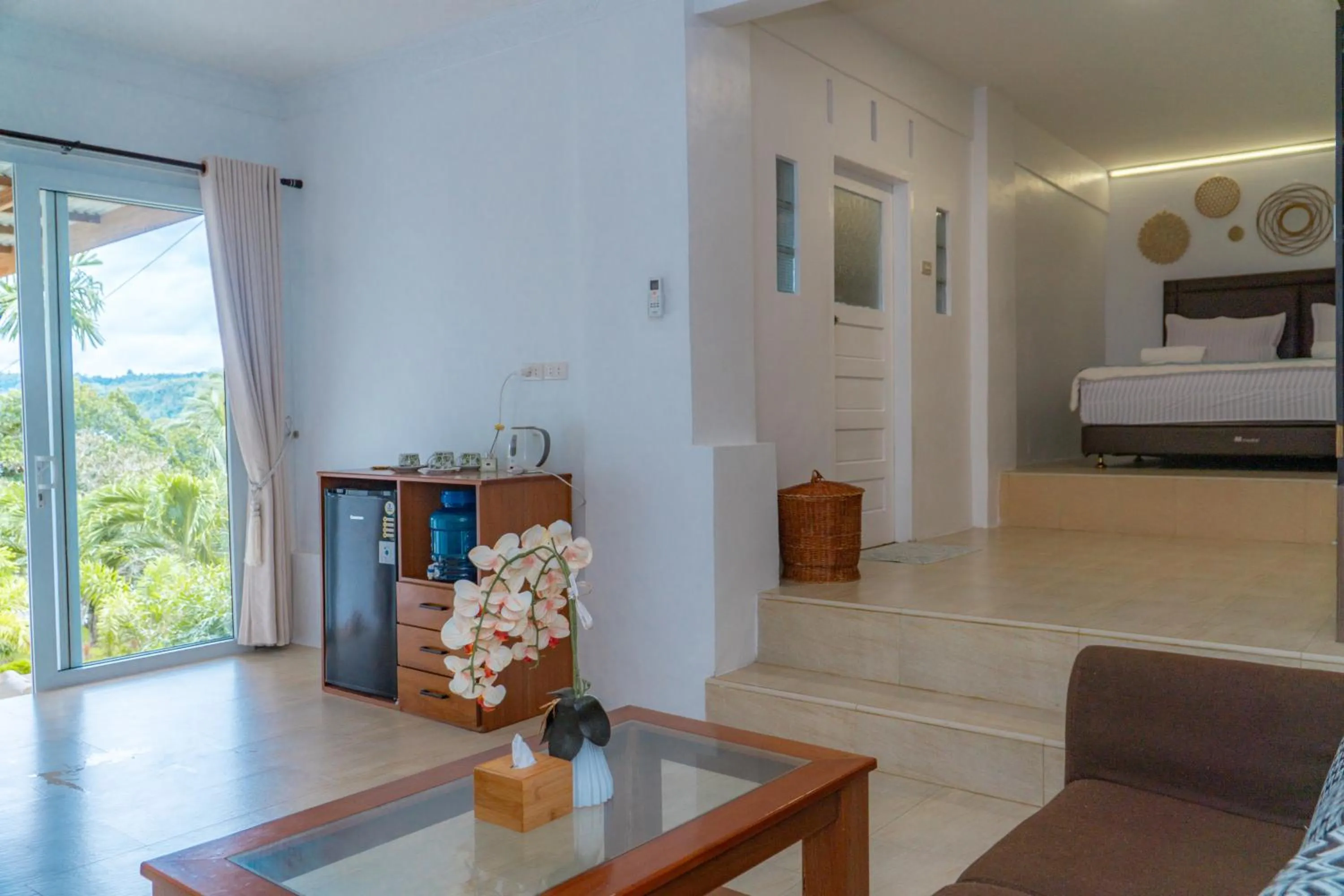 Living room, Bed in The Hawk's Nest Resort