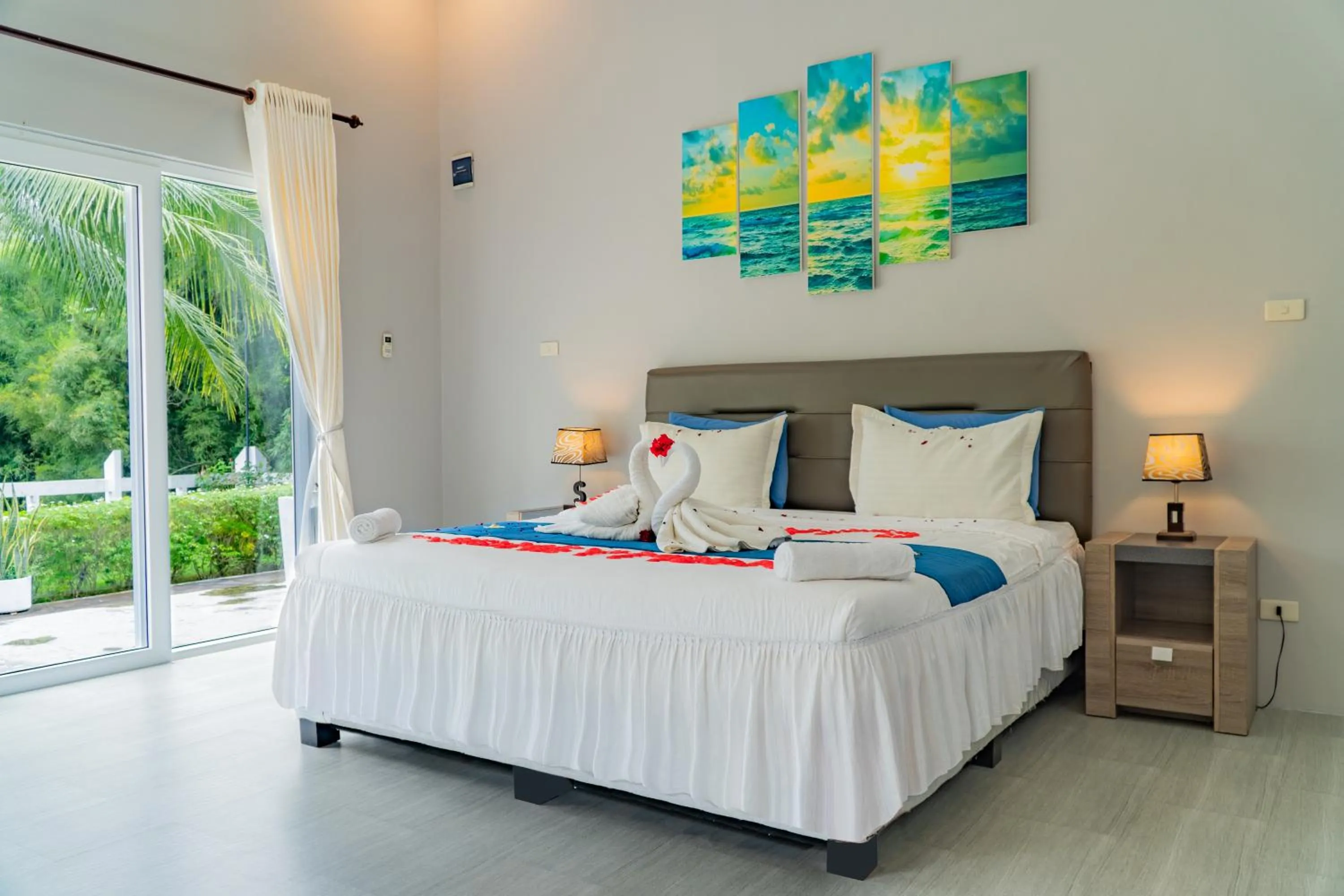 Photo of the whole room, Bed in The Hawk's Nest Resort